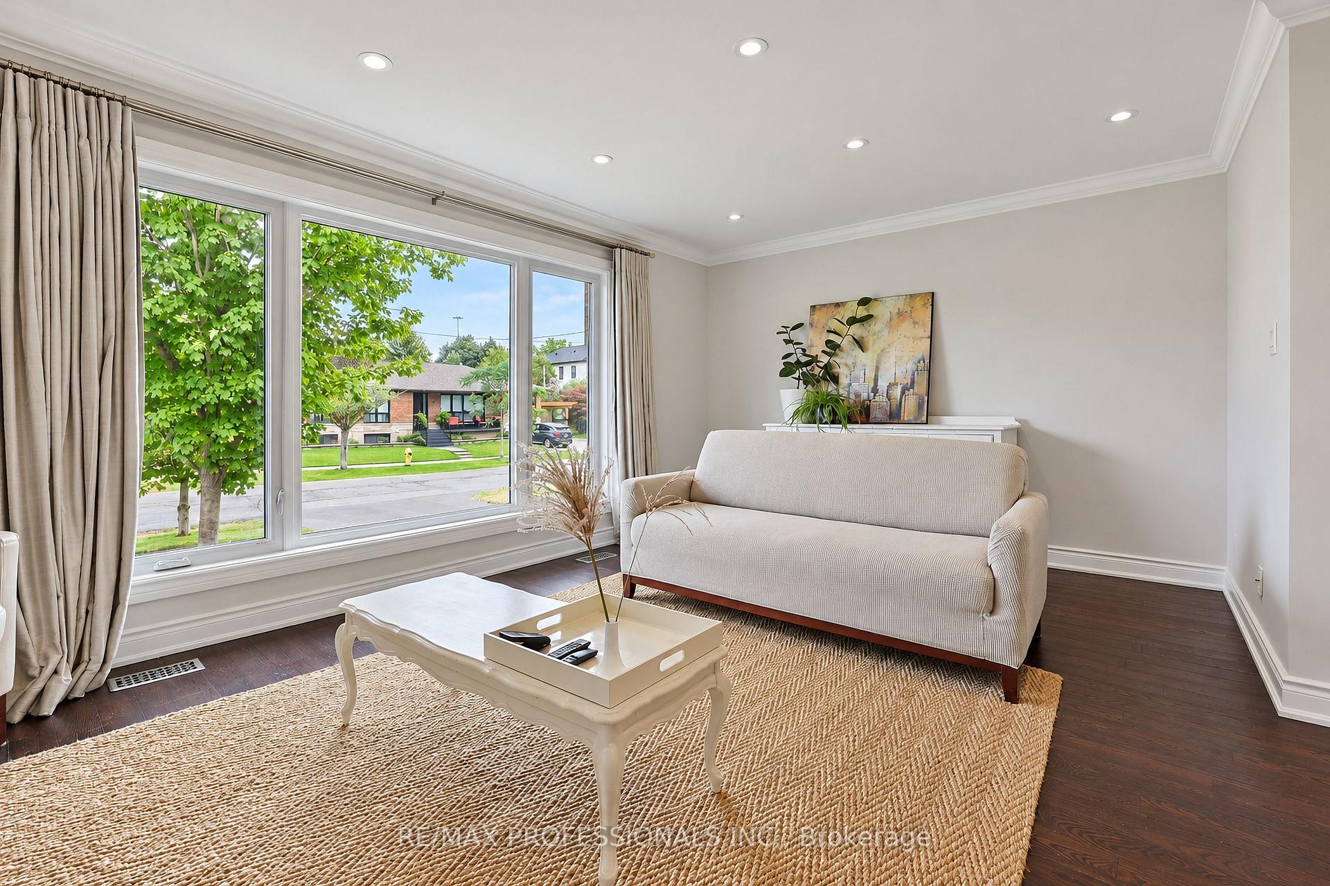 Photo 11 of 55 Rayside Drive, Etobicoke, Markland Wood — HOMEH
