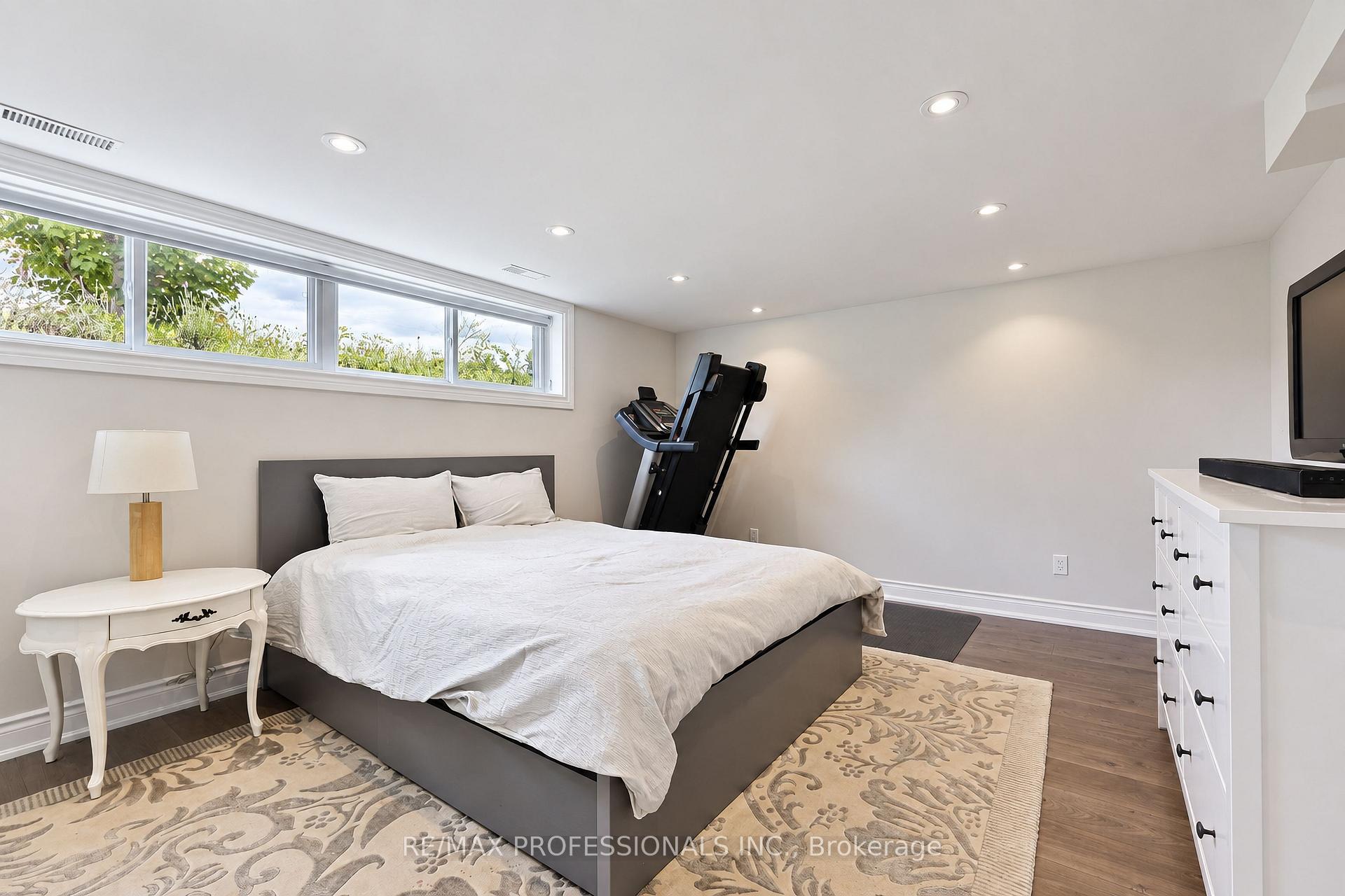 Photo 33 of 55 Rayside Drive, Etobicoke, Markland Wood — HOMEH