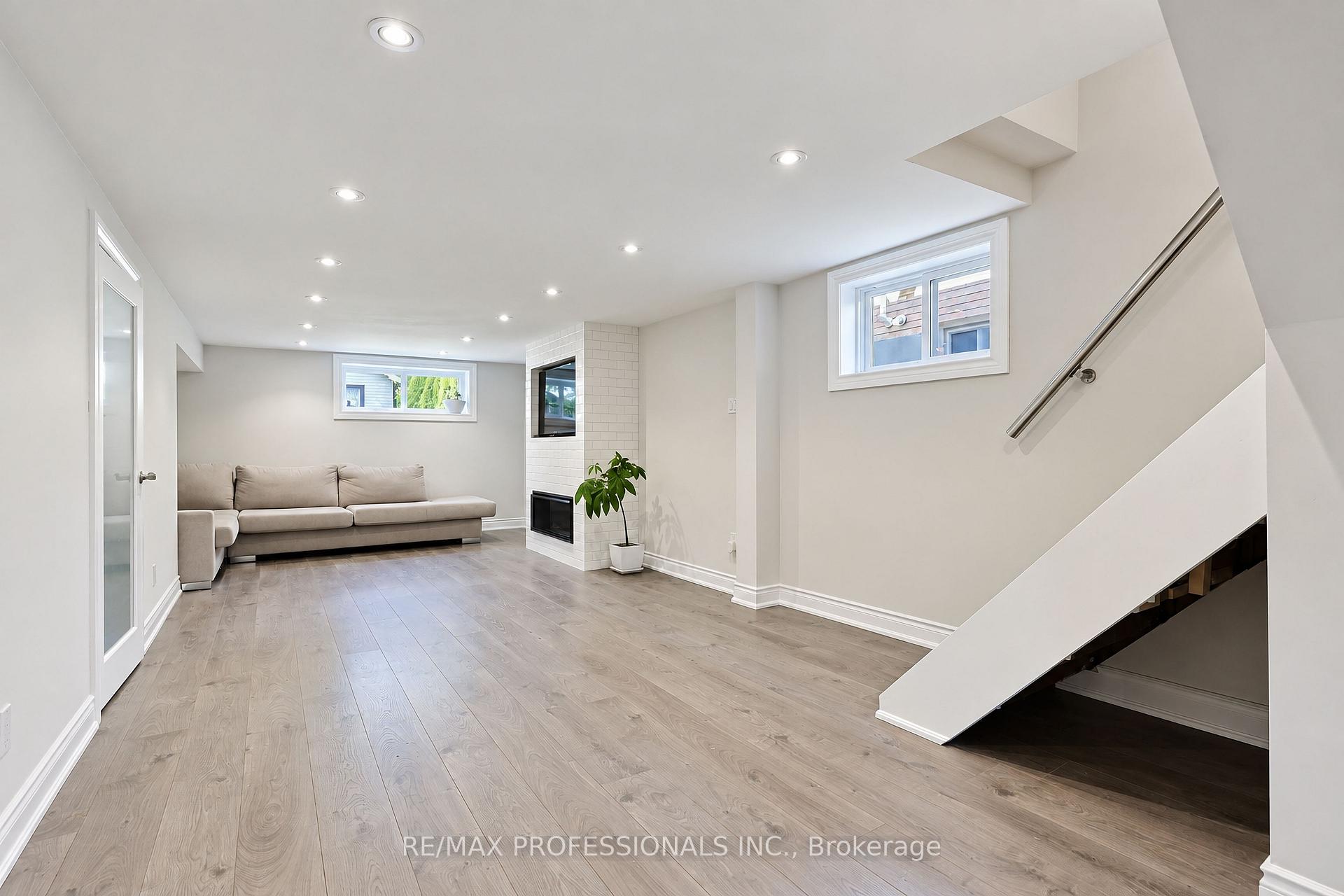 Photo 35 of 55 Rayside Drive, Etobicoke, Markland Wood — HOMEH