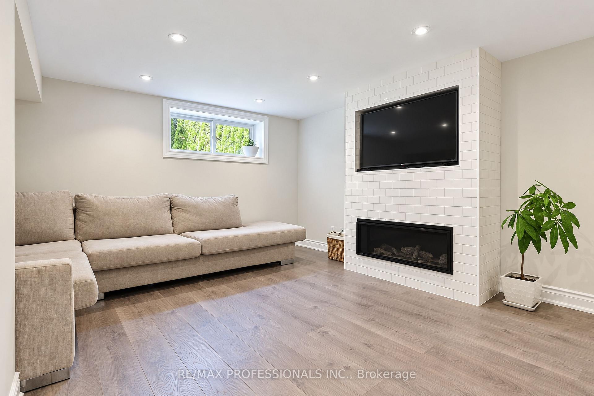 Photo 36 of 55 Rayside Drive, Etobicoke, Markland Wood — HOMEH