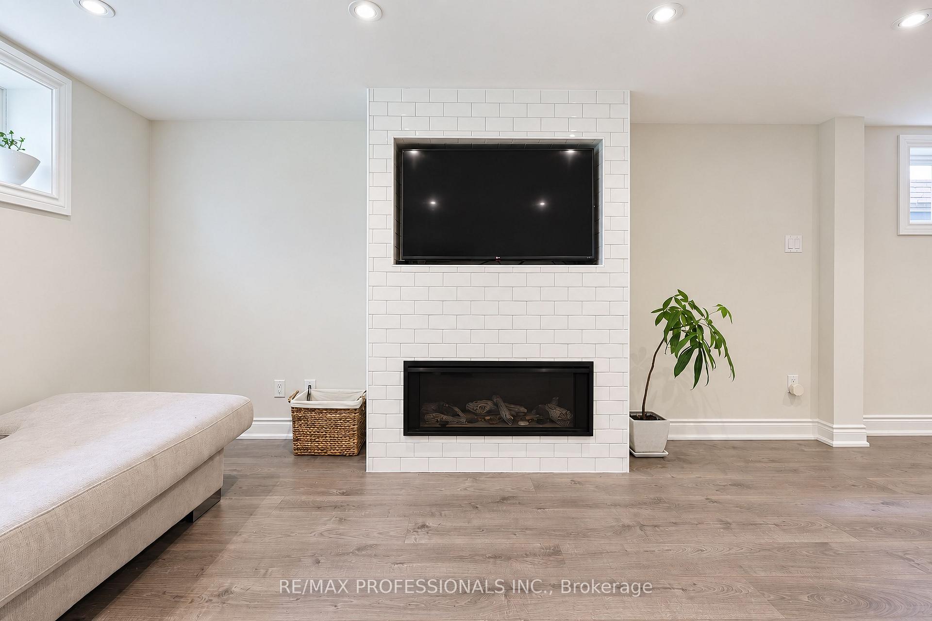Photo 37 of 55 Rayside Drive, Etobicoke, Markland Wood — HOMEH