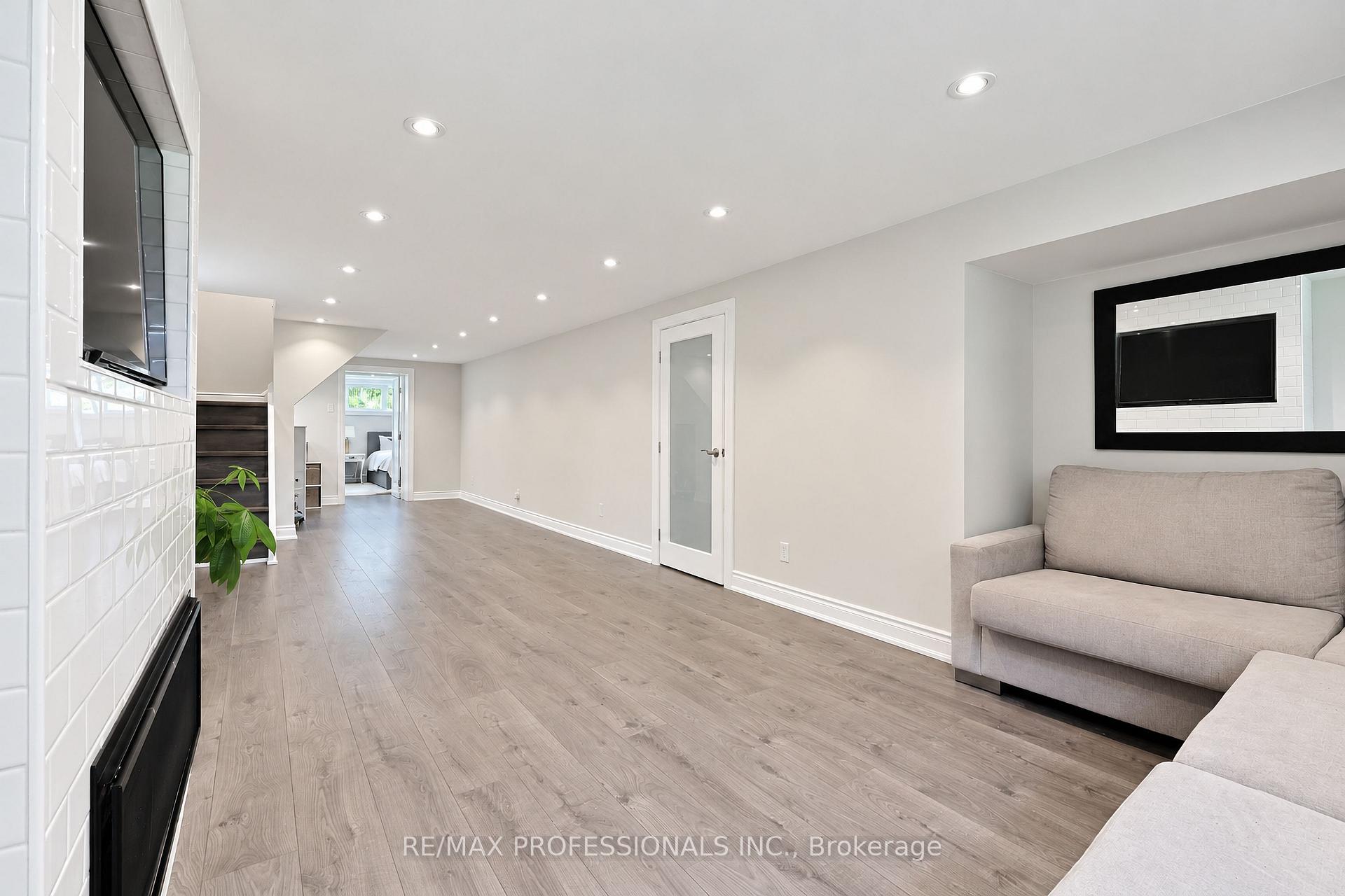 Photo 38 of 55 Rayside Drive, Etobicoke, Markland Wood — HOMEH