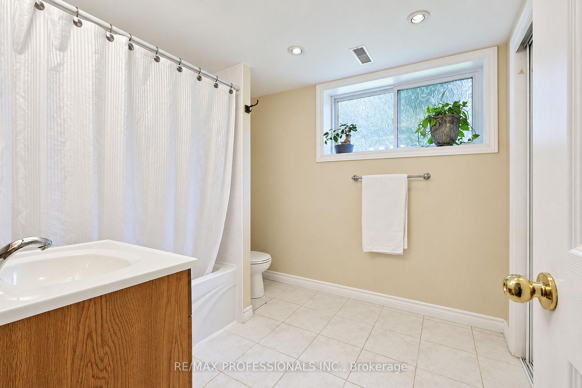 Photo 40 of 55 Rayside Drive, Etobicoke, Markland Wood — HOMEH