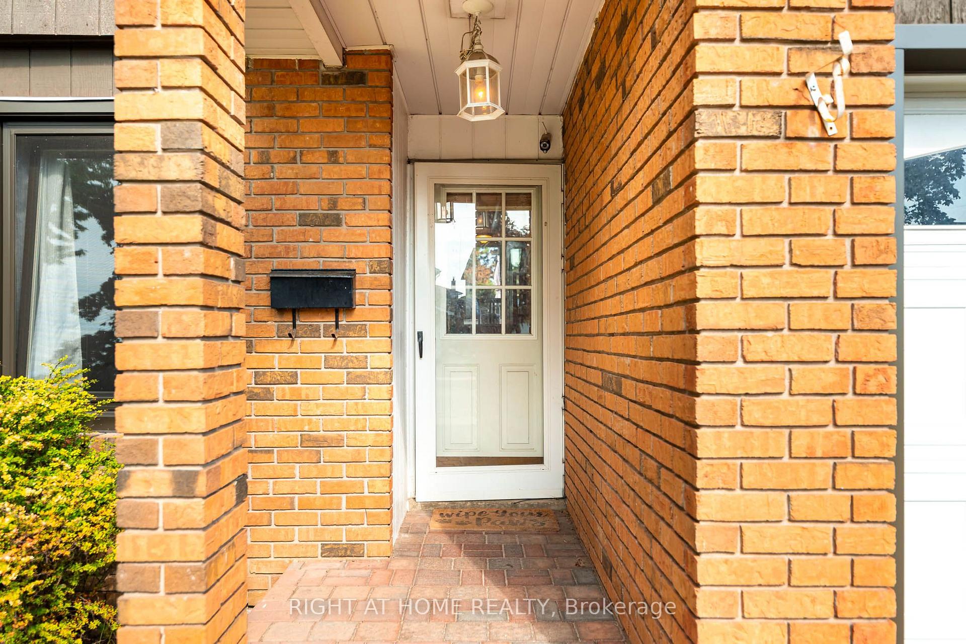 Photo 3 of 136 Elderwood Place, Brampton, Brampton North — HOMEH