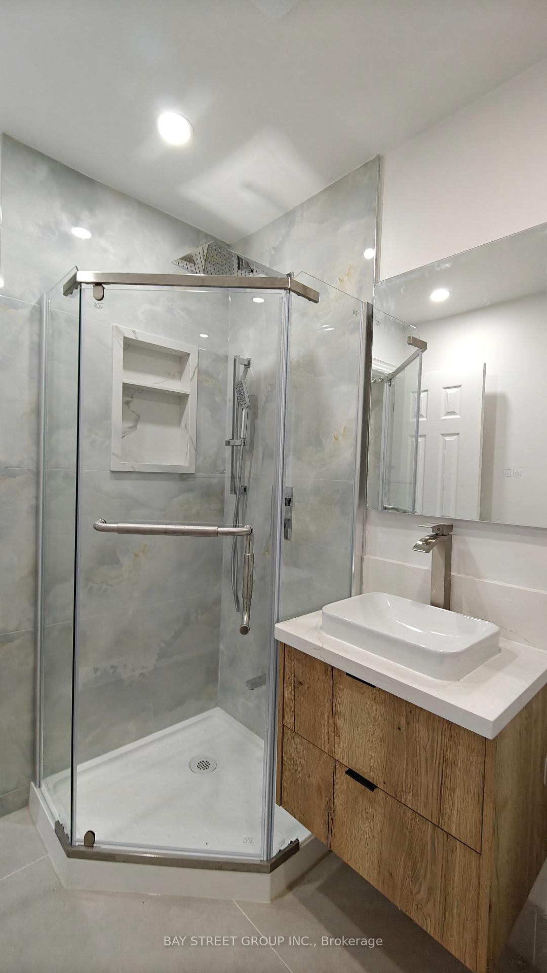 Photo 4 of Unit lower, 9 Mosedale Crescent, North York, Don Valley Village — HOMEH