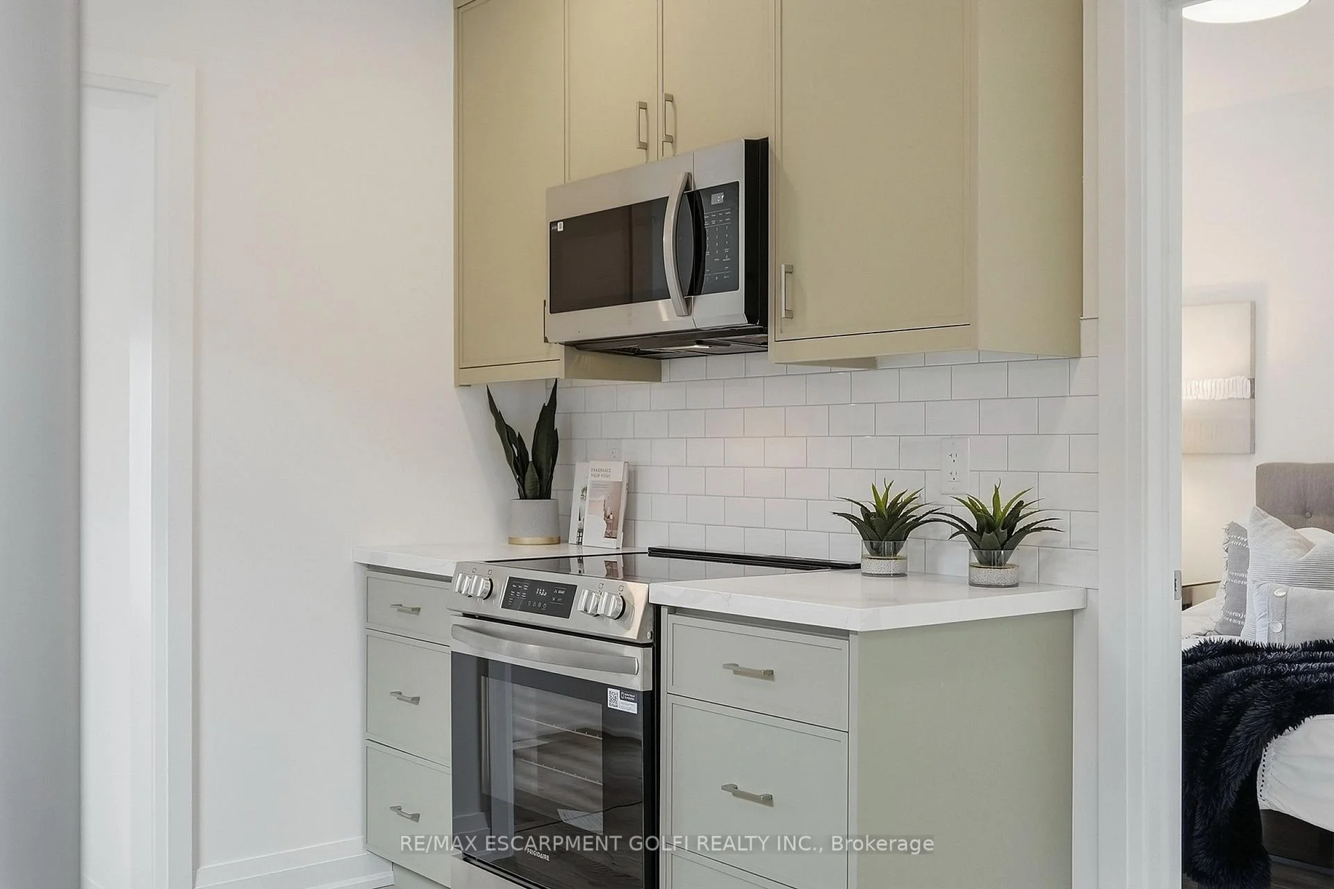 Photo 20 of 19 Vansitmart Avenue, Hamilton, Homeside — HOMEH