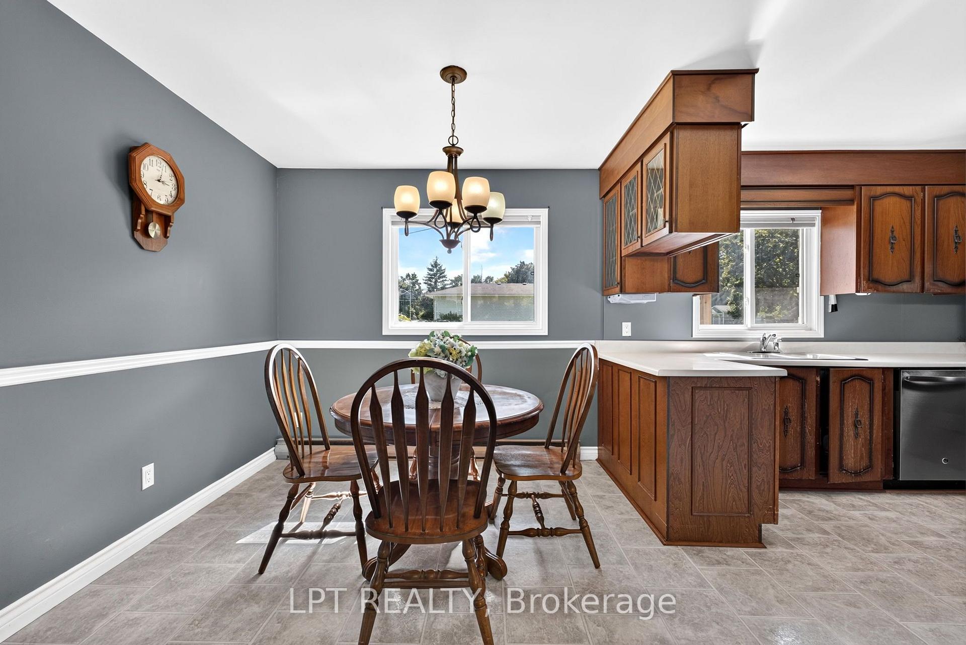 Photo 11 of 263 Richmond Street, North Middlesex, Parkhill — HOMEH