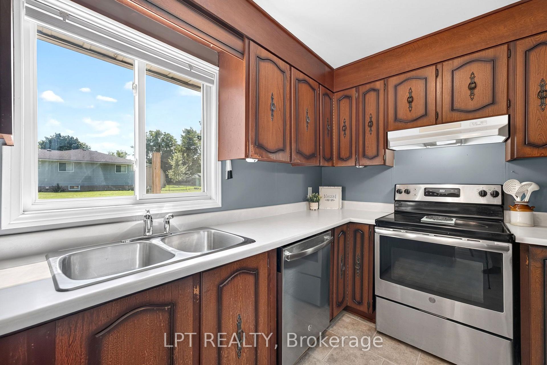Photo 13 of 263 Richmond Street, North Middlesex, Parkhill — HOMEH