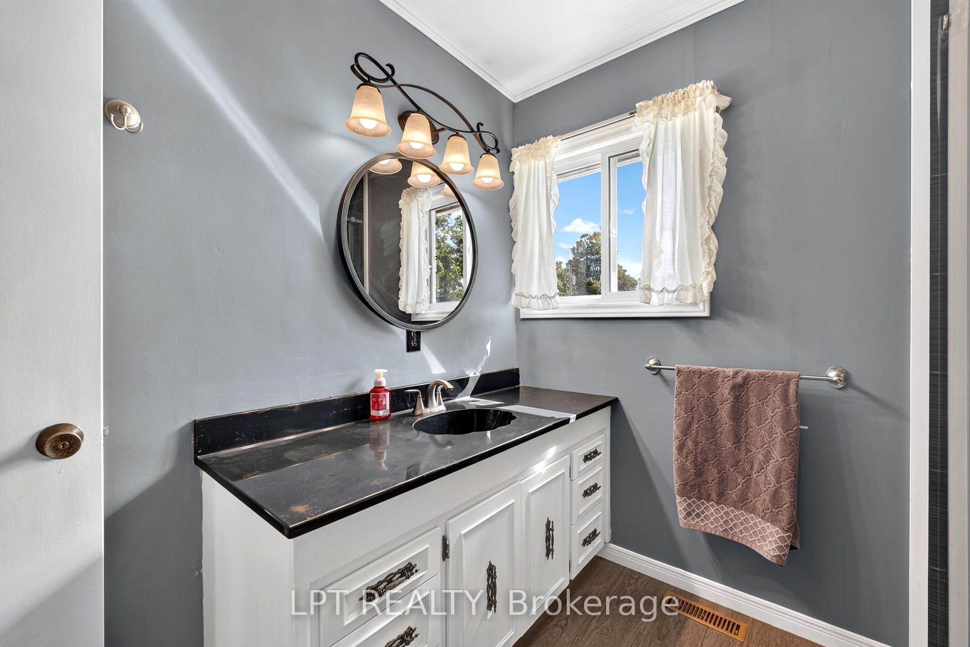 Photo 17 of 263 Richmond Street, North Middlesex, Parkhill — HOMEH