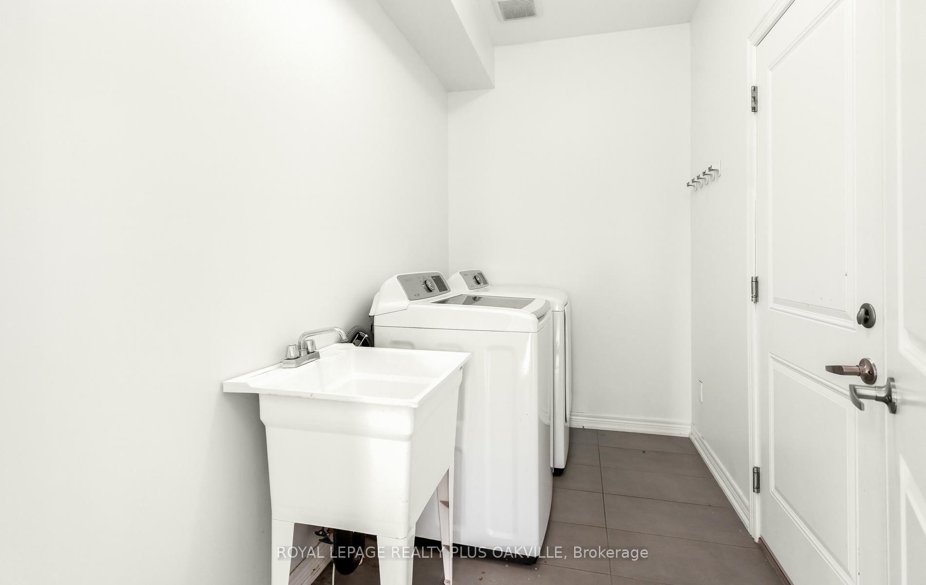 Photo 16 of 2386 Natasha Circle, Oakville, Bronte Creek — HOMEH
