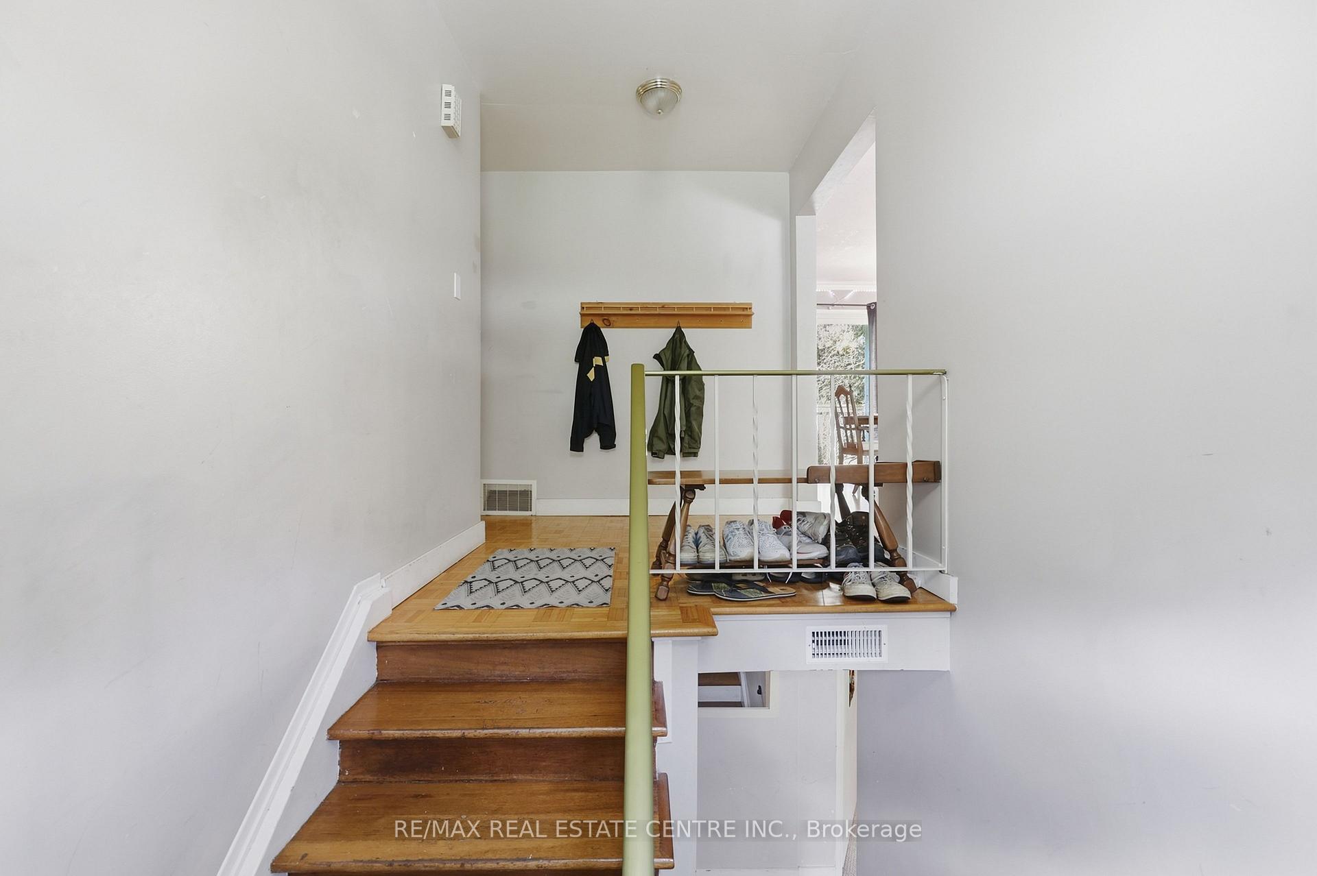 Photo 4 of 122 Greenbrier Drive, Waterloo, Lakeshore Village — HOMEH