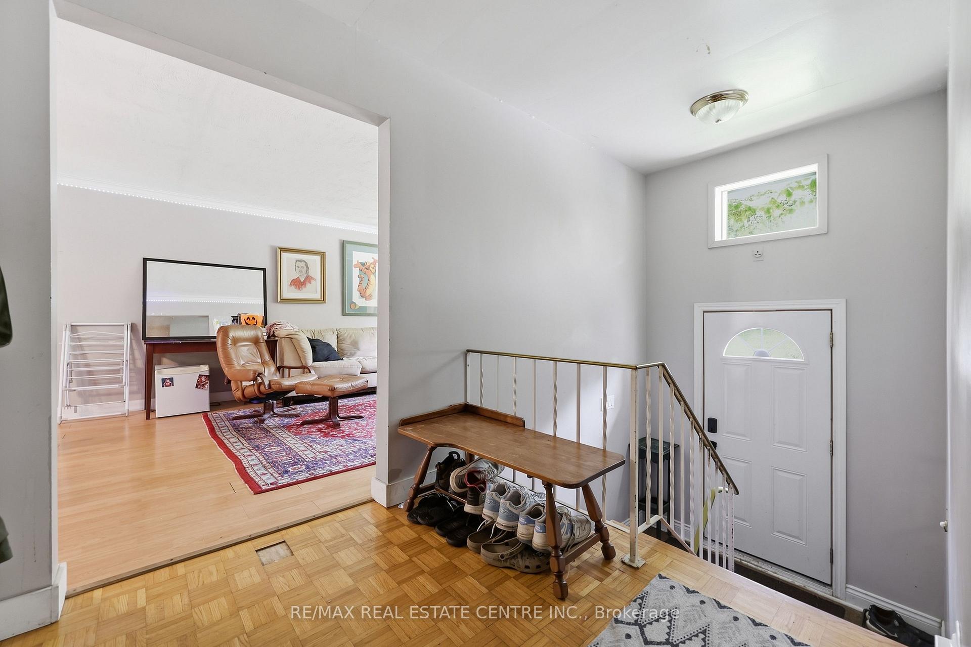 Photo 5 of 122 Greenbrier Drive, Waterloo, Lakeshore Village — HOMEH