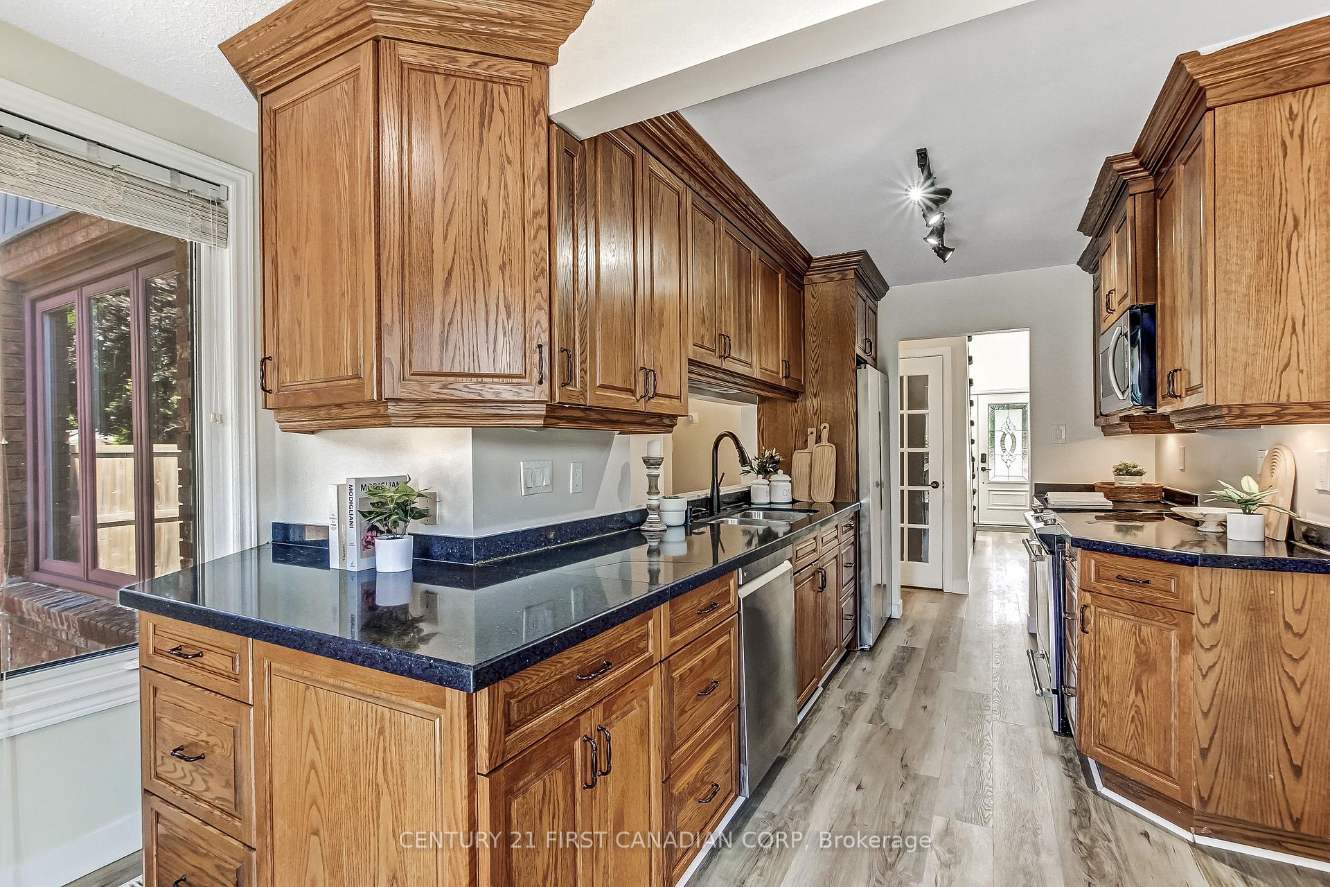 Photo 12 of 665 Upper Queen Street, London, South P — HOMEH