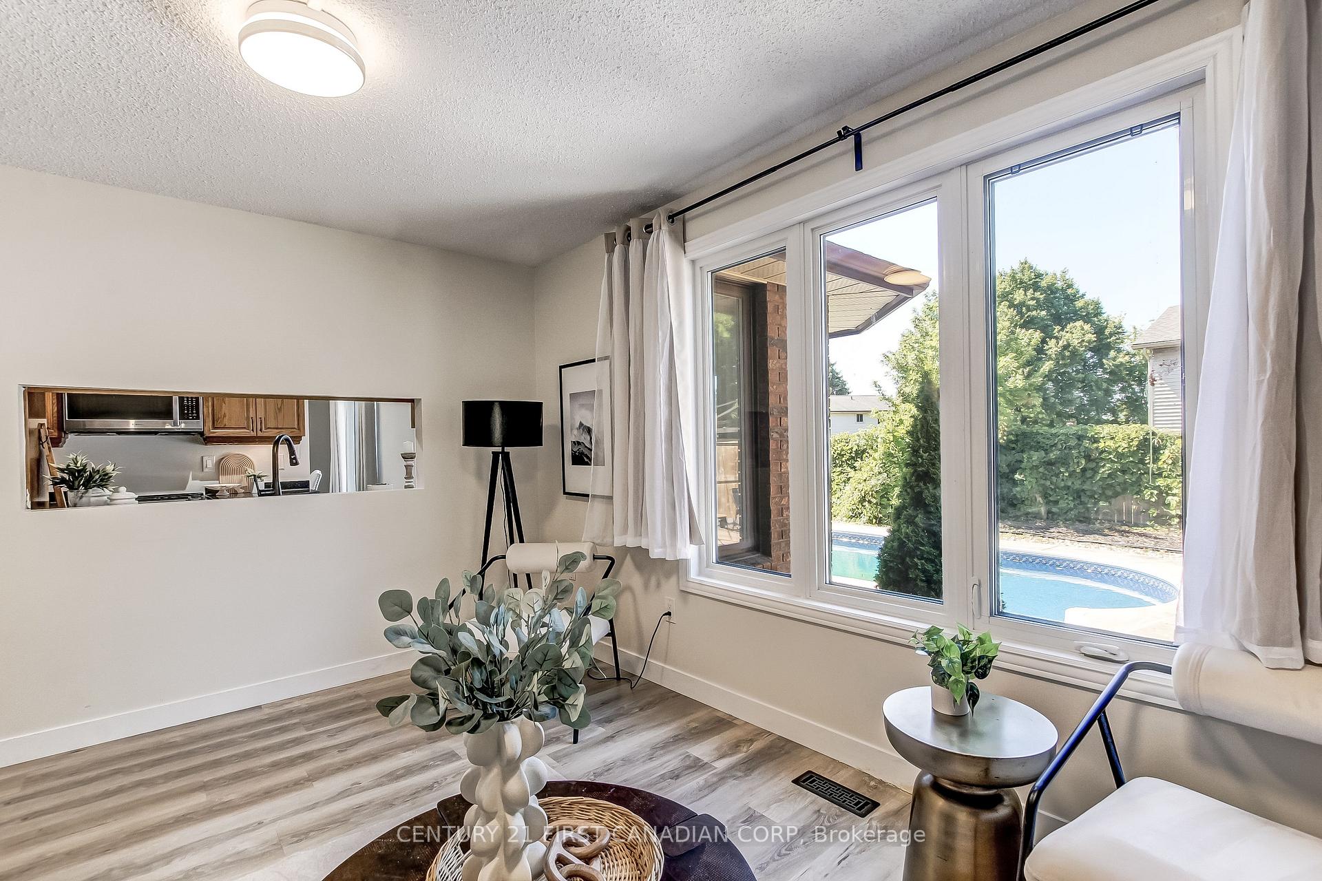 Photo 15 of 665 Upper Queen Street, London, South P — HOMEH