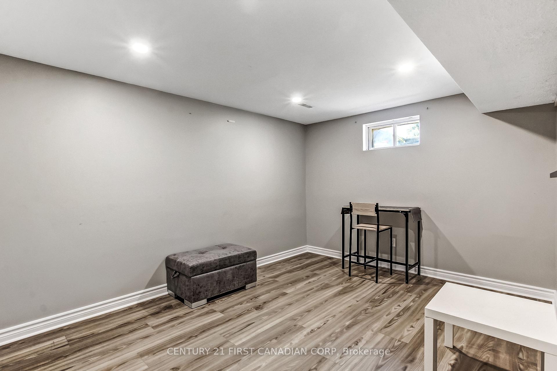 Photo 32 of 665 Upper Queen Street, London, South P — HOMEH