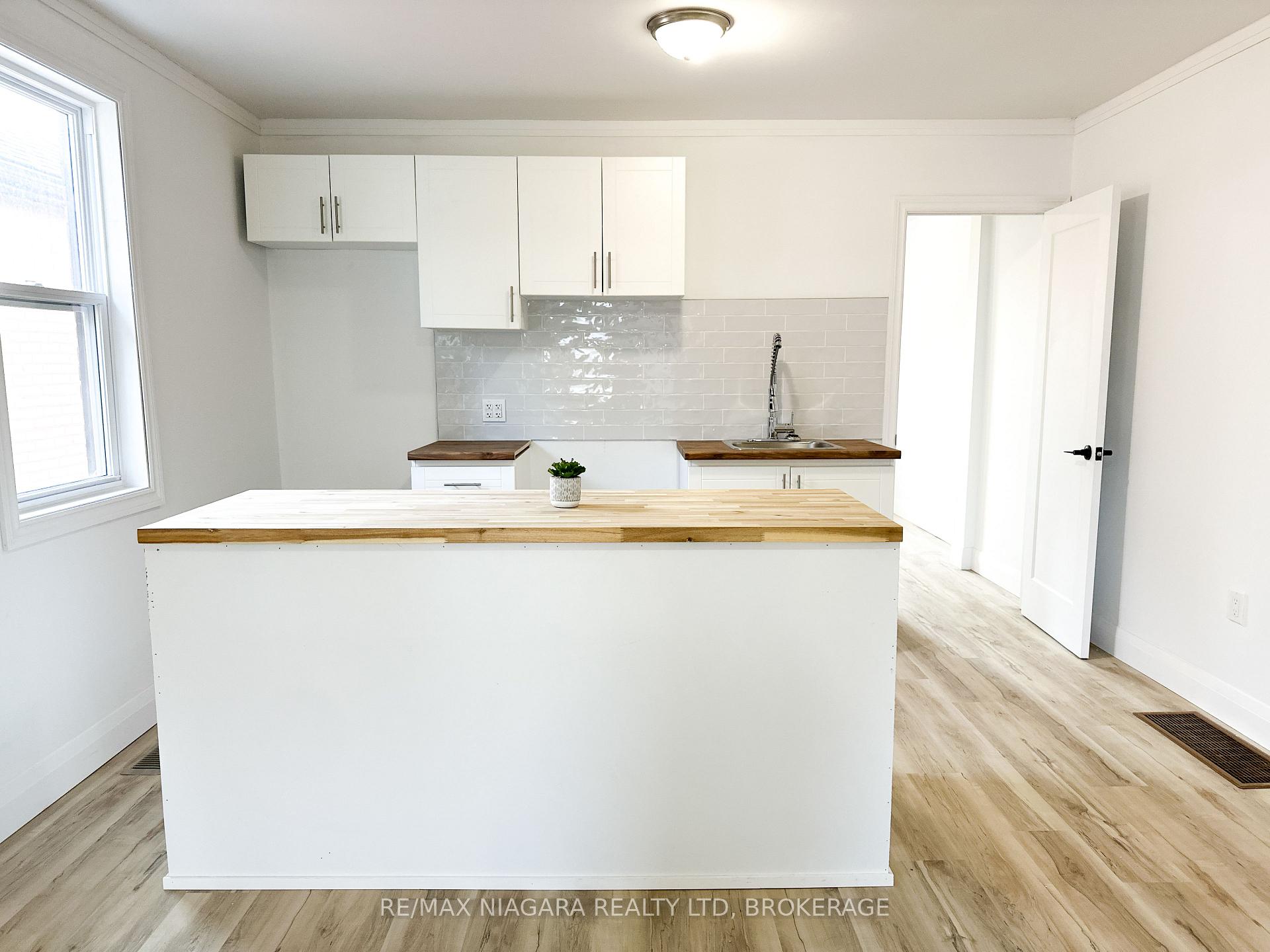 Photo 3 of Unit UPPER, 233 Pelham Road, St. Catharines, Western Hill — HOMEH