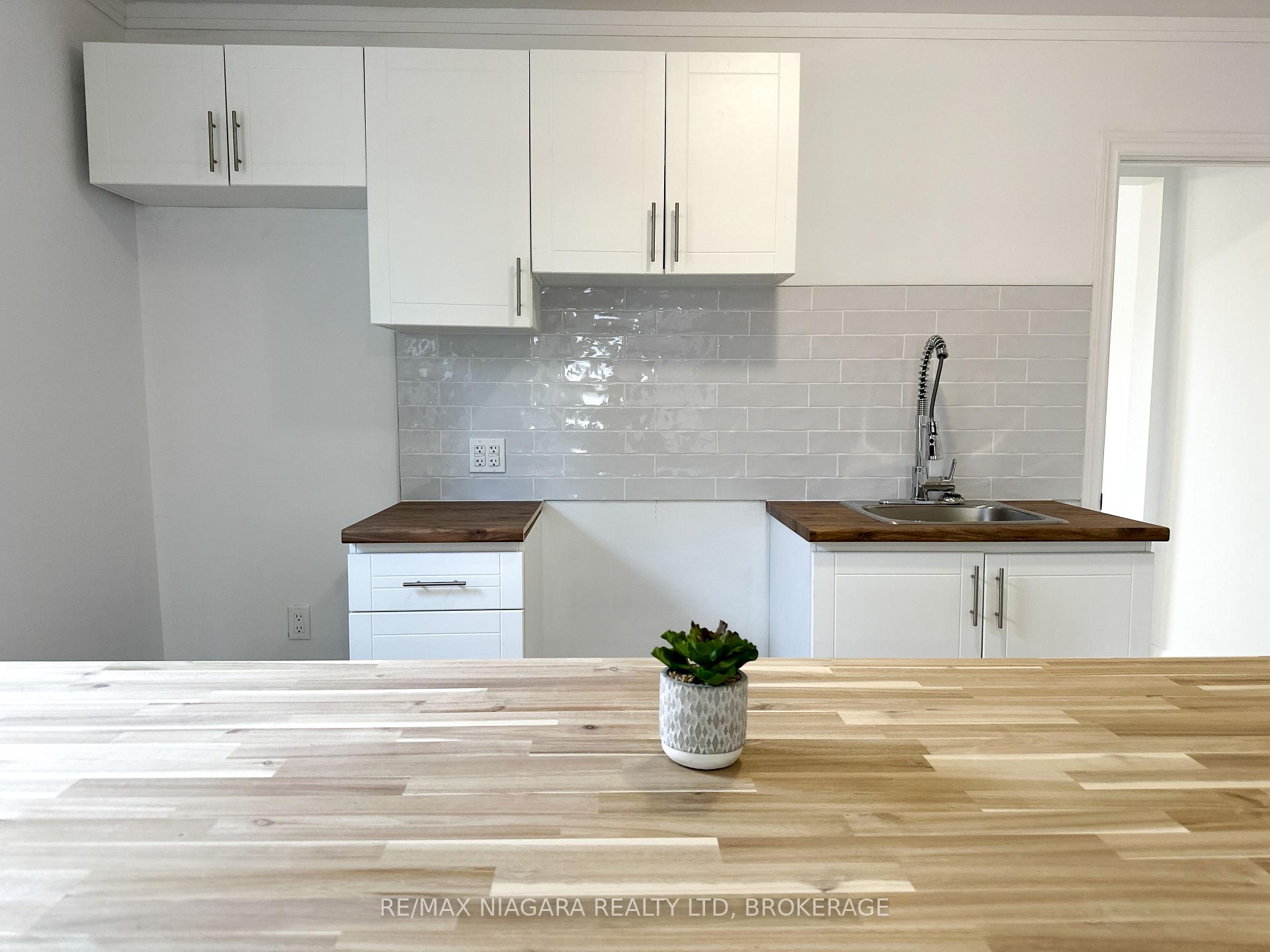 Photo 6 of Unit UPPER, 233 Pelham Road, St. Catharines, Western Hill — HOMEH