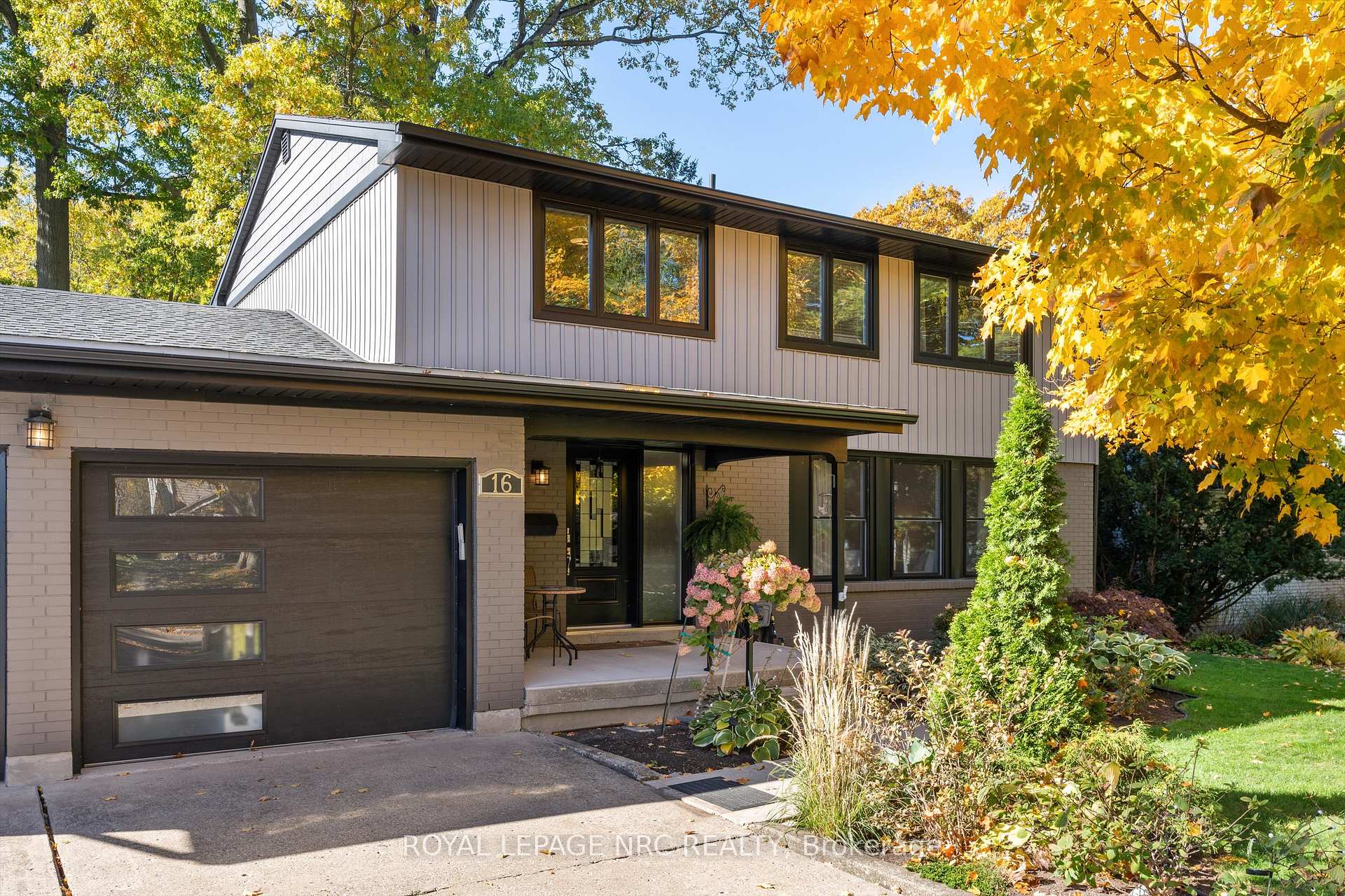 Photo 2 of 16 Briarfield Crescent, St. Catharines, Glendale/Glenridge — HOMEH