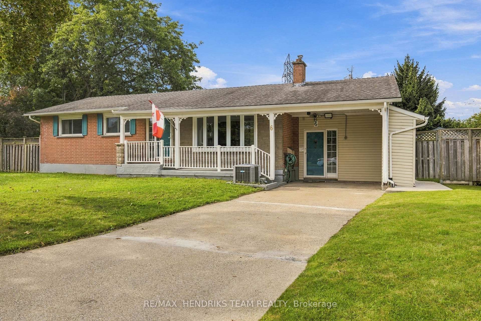 Photo 2 of 6 Glengrove Circle, St. Catharines, Glendale/Glenridge — HOMEH