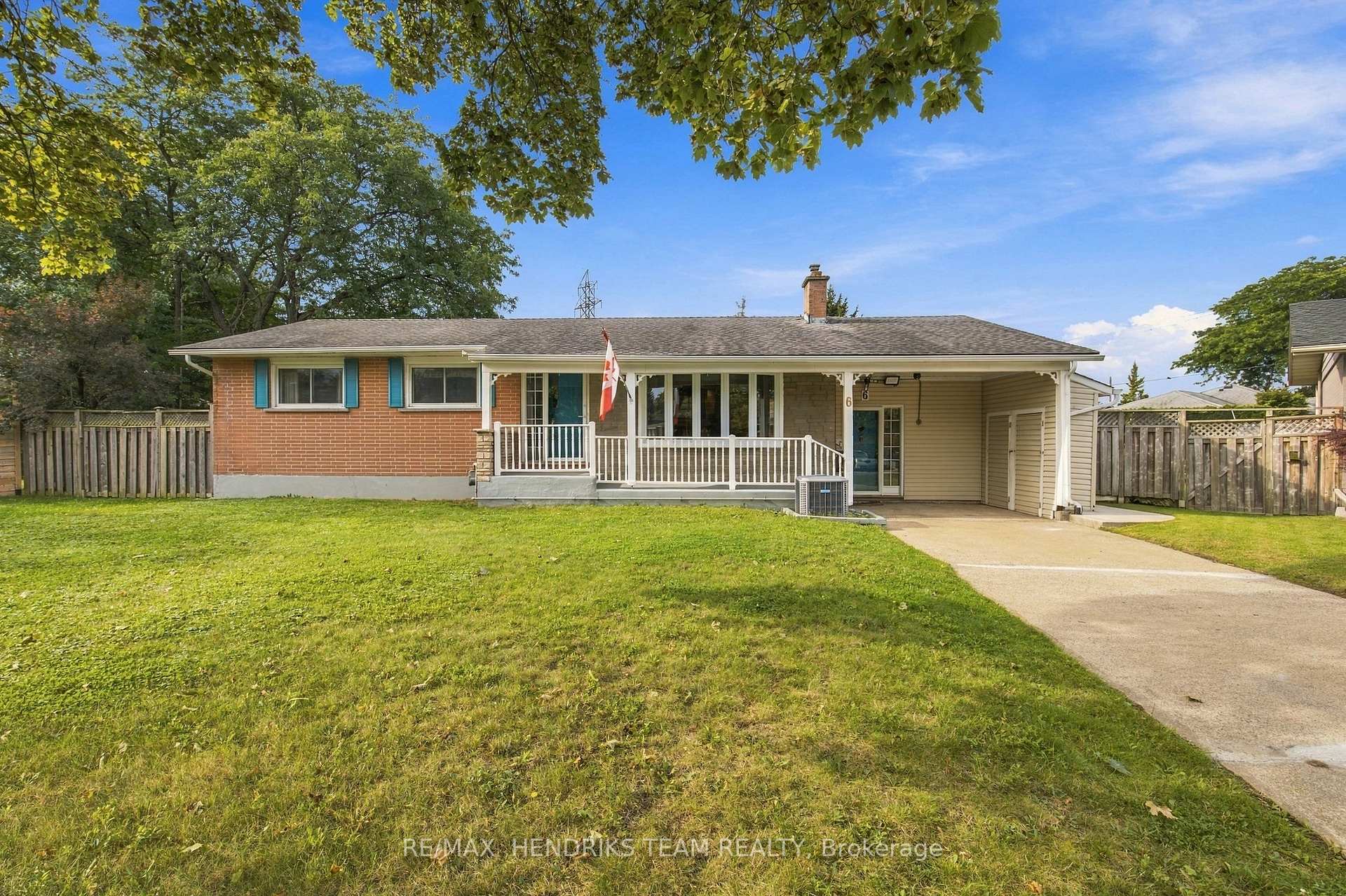 Photo 3 of 6 Glengrove Circle, St. Catharines, Glendale/Glenridge — HOMEH