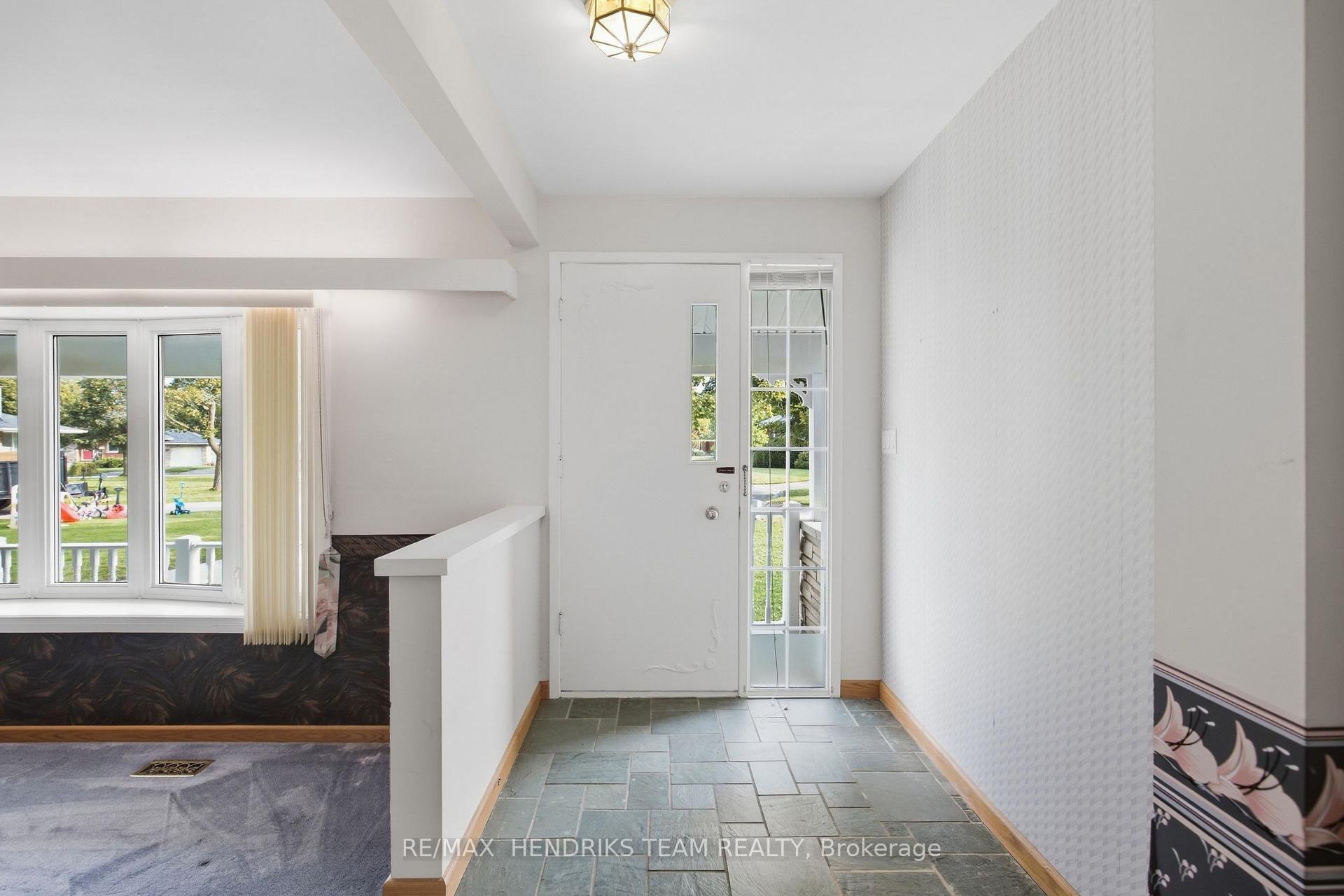Photo 7 of 6 Glengrove Circle, St. Catharines, Glendale/Glenridge — HOMEH