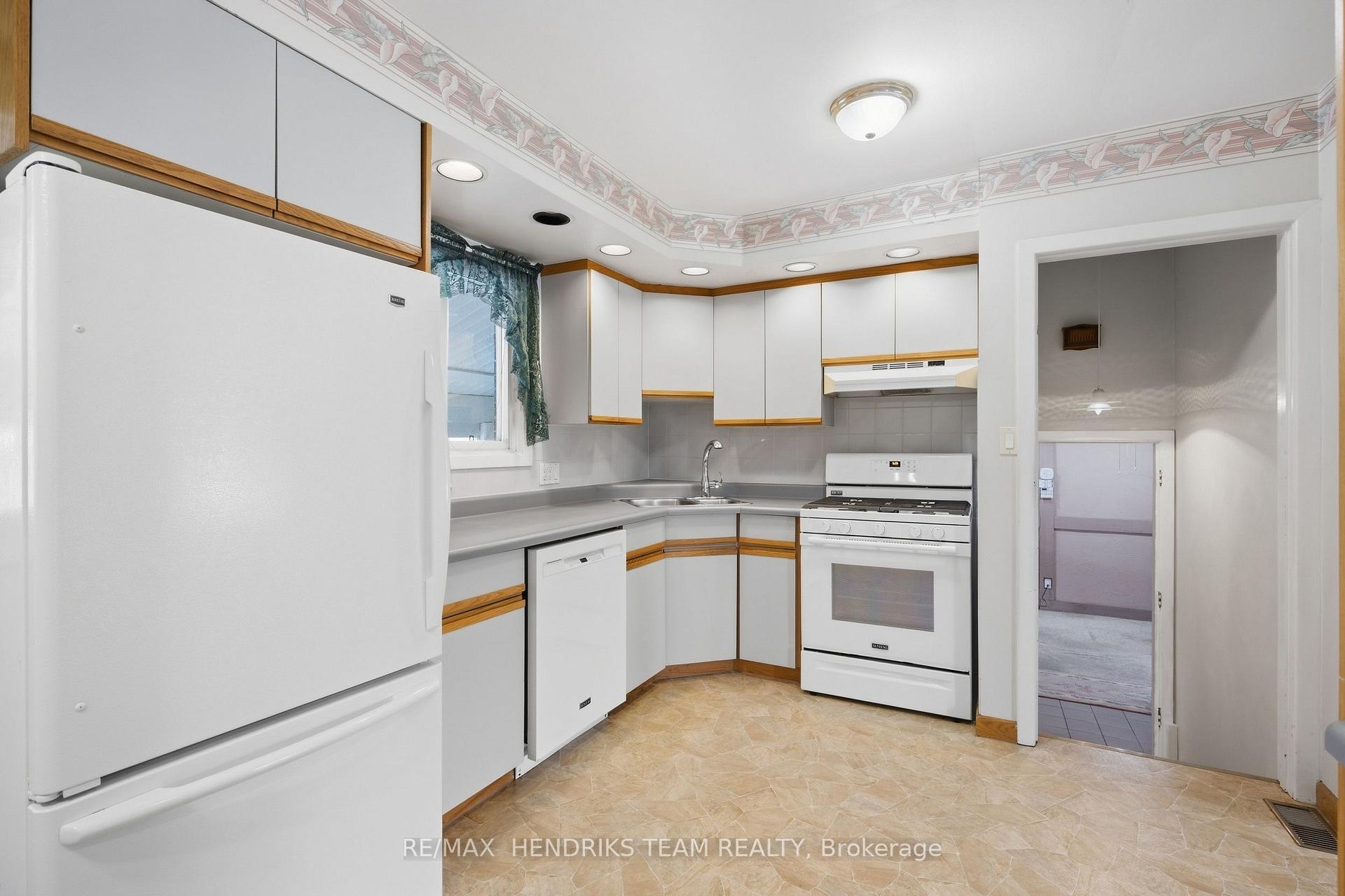 Photo 18 of 6 Glengrove Circle, St. Catharines, Glendale/Glenridge — HOMEH