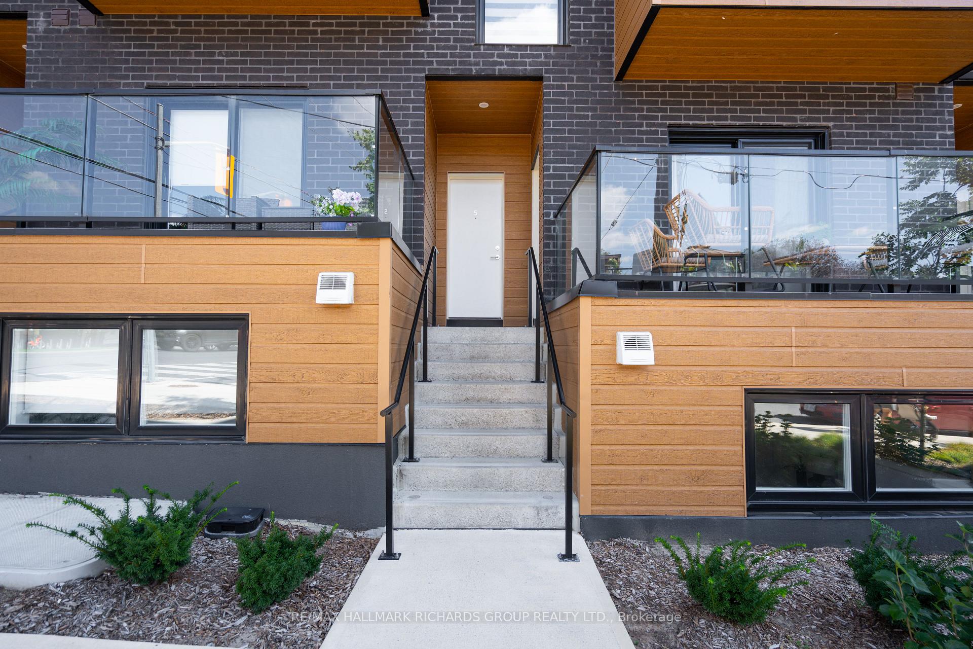 Photo 3 of Unit 4, 35 Birchcliff Avenue, Scarborough, Birchcliffe-Cliffside — HOMEH