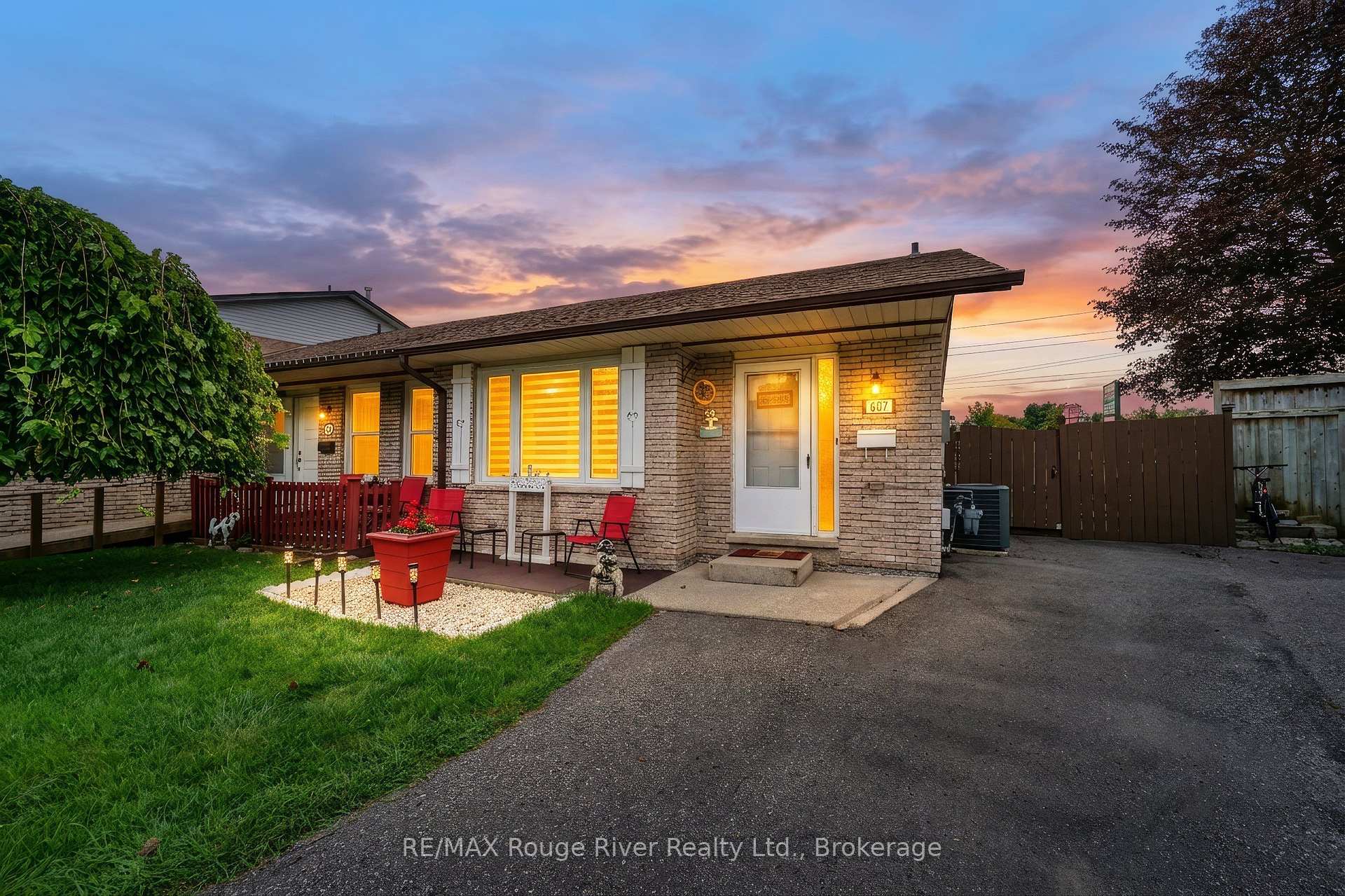 Photo 1 of 607 Foxrun Court, Oshawa, Pinecrest — HOMEH