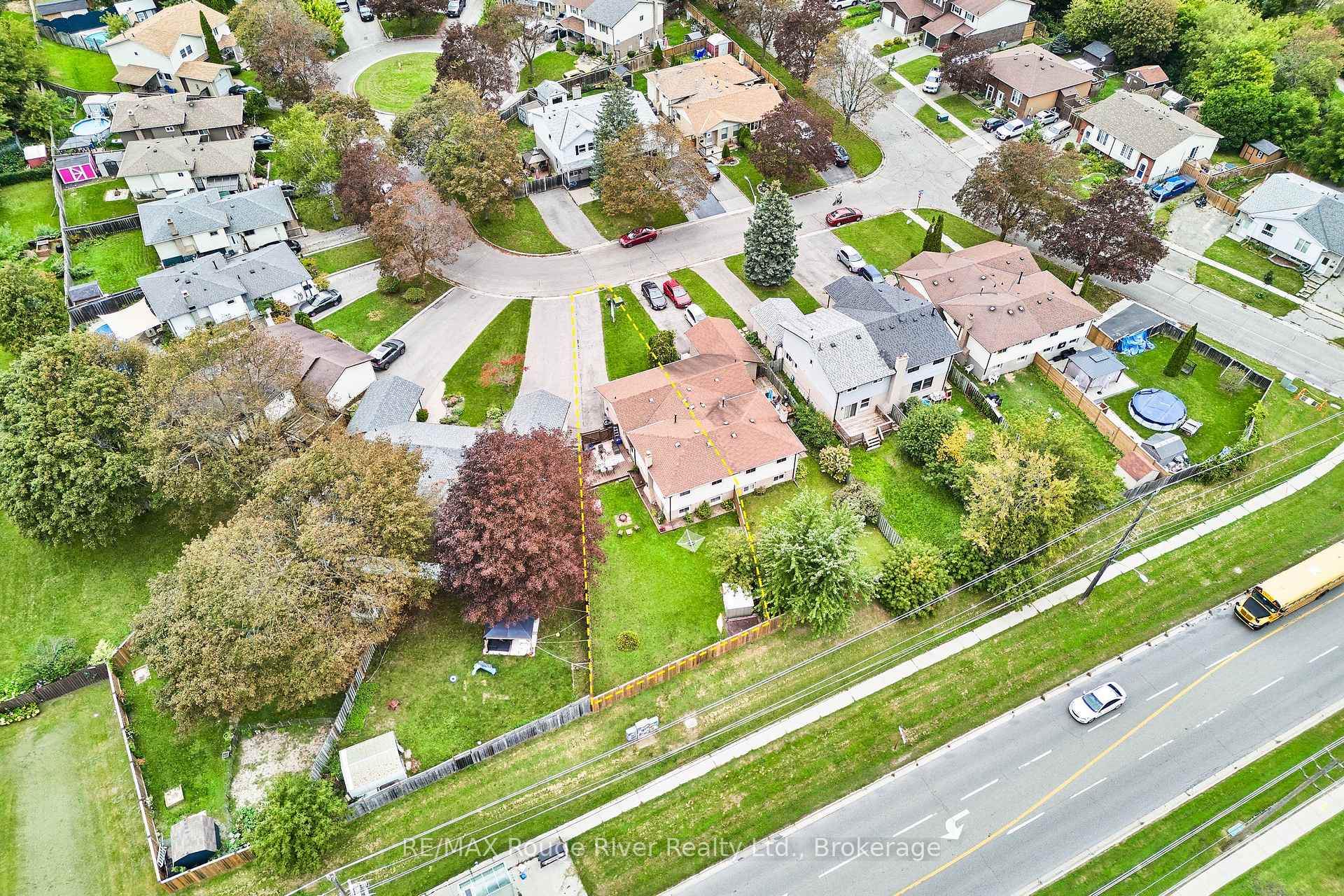 Photo 5 of 607 Foxrun Court, Oshawa, Pinecrest — HOMEH