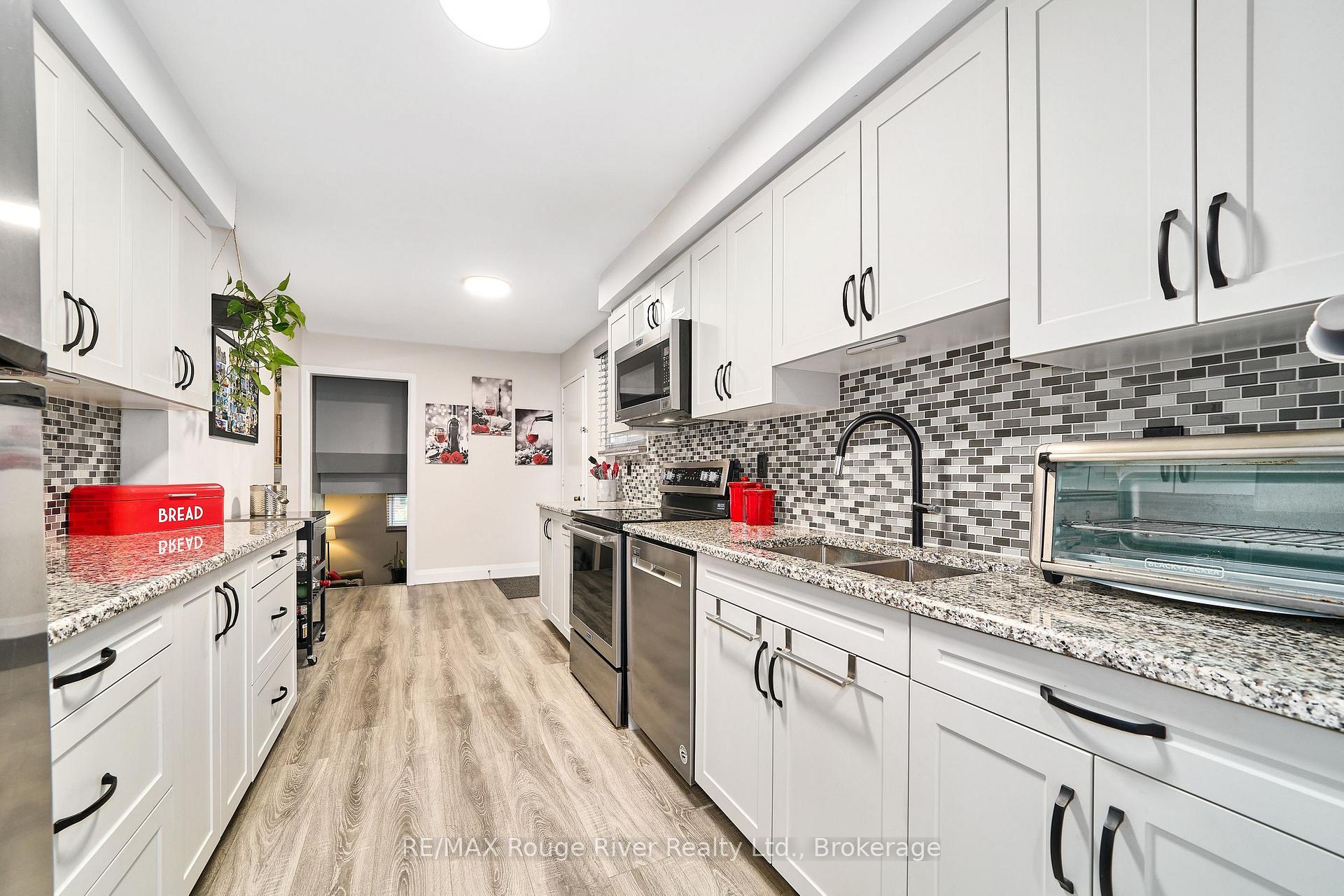 Photo 12 of 607 Foxrun Court, Oshawa, Pinecrest — HOMEH