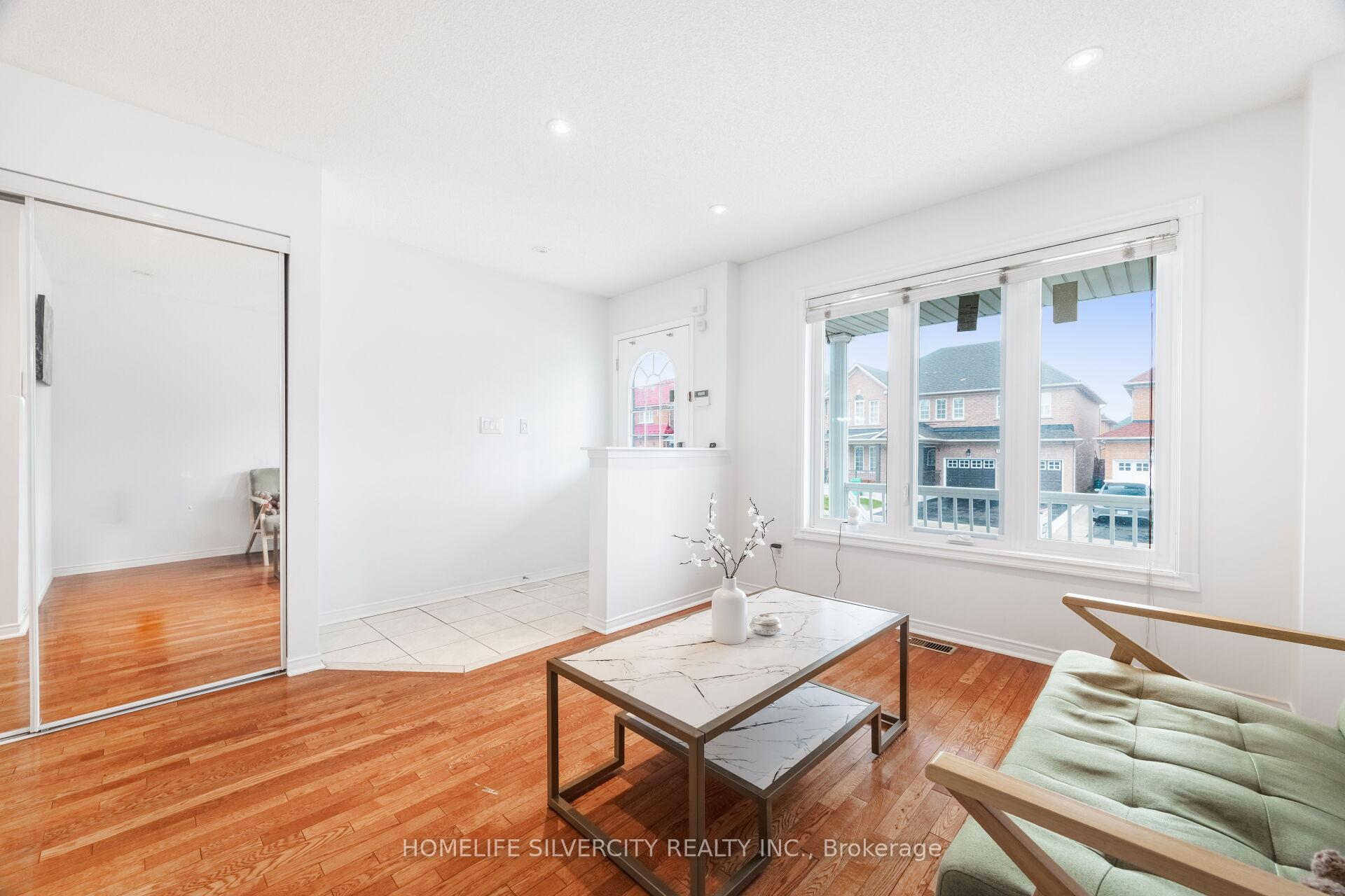 Photo 10 of 29 Beachpoint Boulevard, Brampton, Fletcher's Meadow — HOMEH