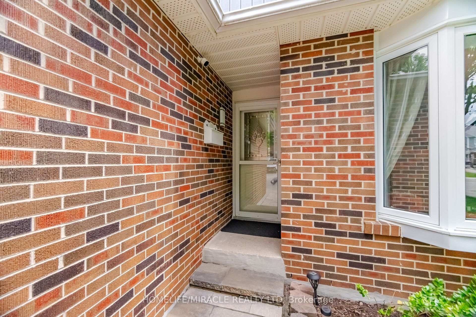 Photo 5 of 113 Fanshawe Drive, Brampton, Heart Lake West — HOMEH