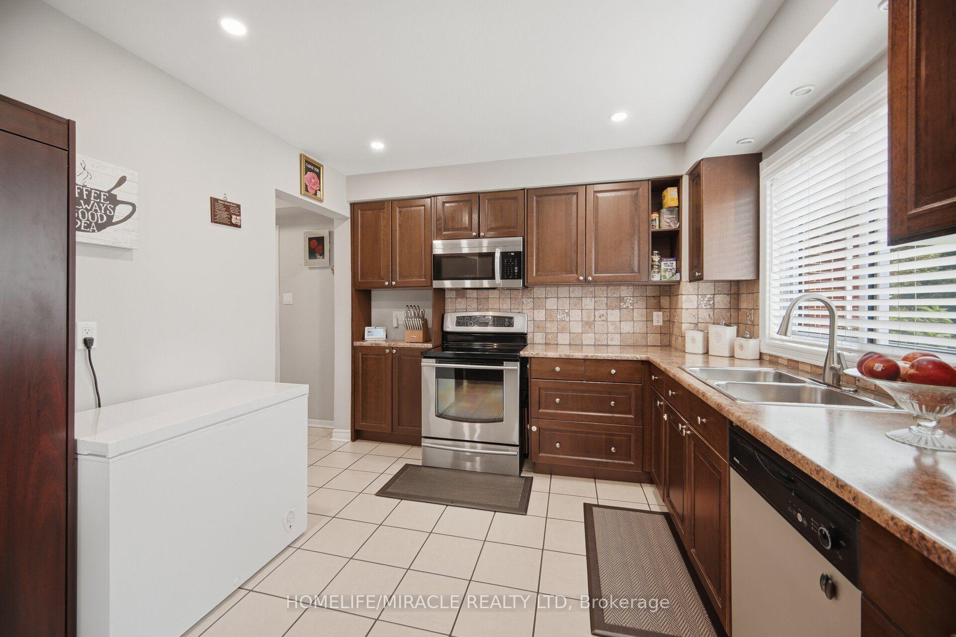 Photo 14 of 113 Fanshawe Drive, Brampton, Heart Lake West — HOMEH