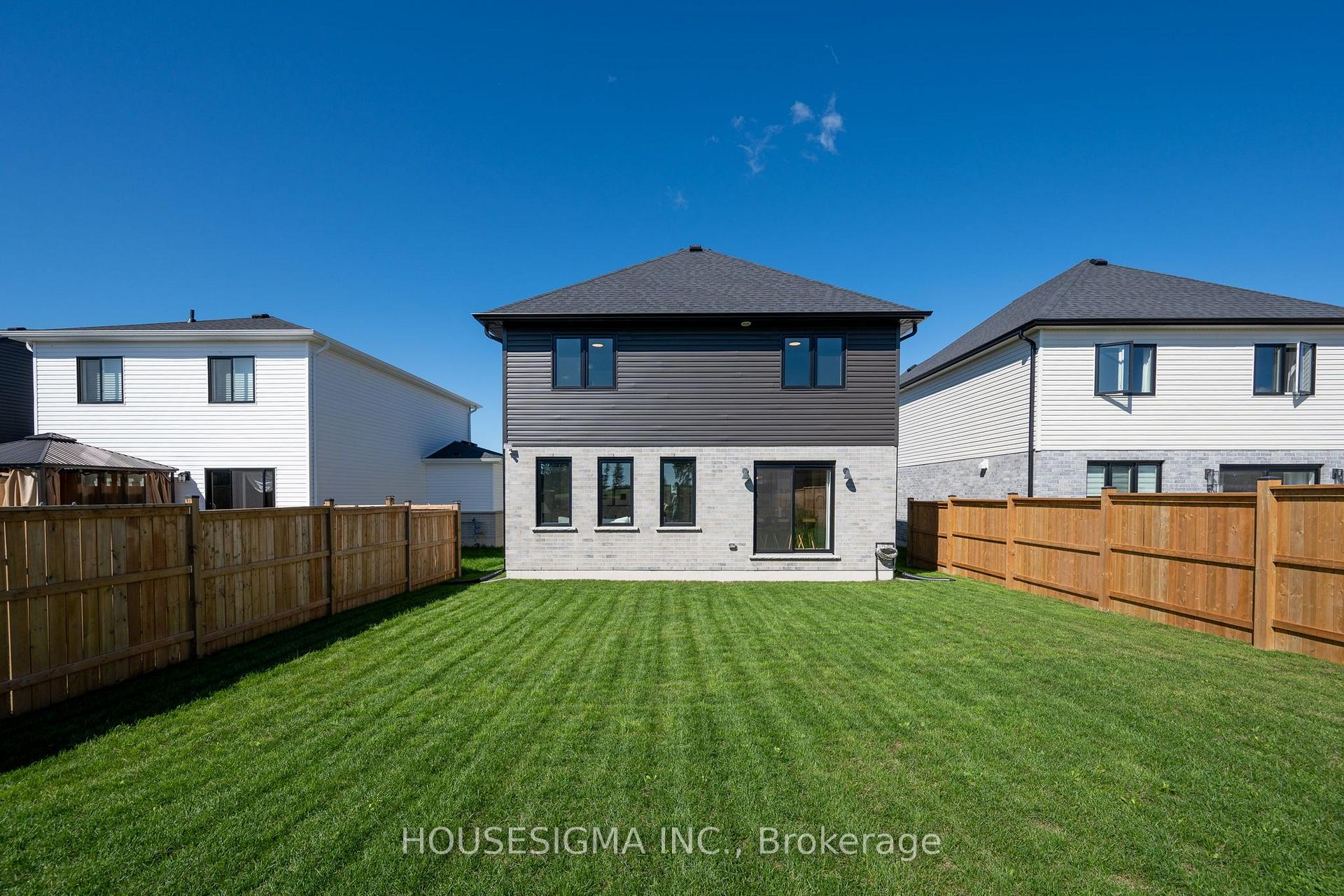 Photo 36 of 48 Postma Crescent, North Middlesex, Ailsa Craig — HOMEH