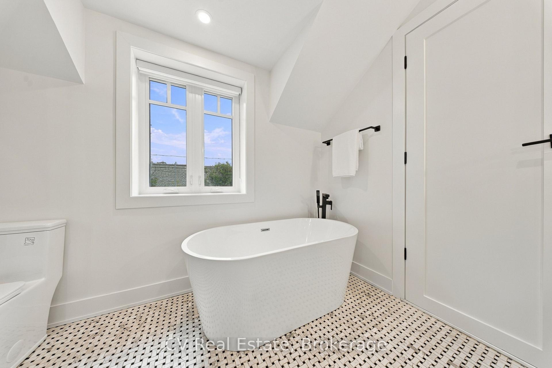 Photo 50 of 287 Yonge Boulevard, Toronto, Bedford Park-Nortown — HOMEH