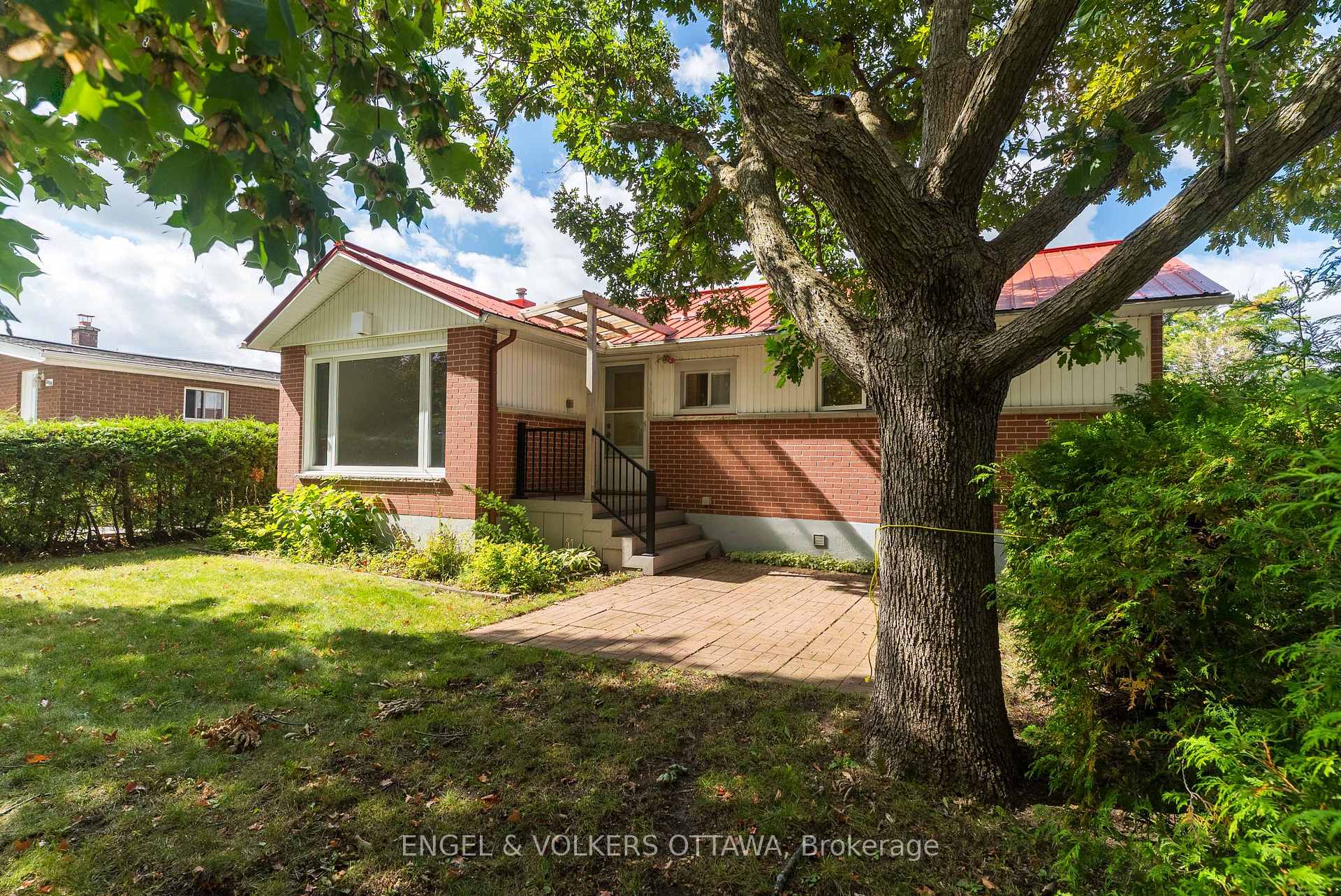 Photo 2 of 2034 Cornish Street, Ottawa, Elmvale Acres/Urbandale — HOMEH