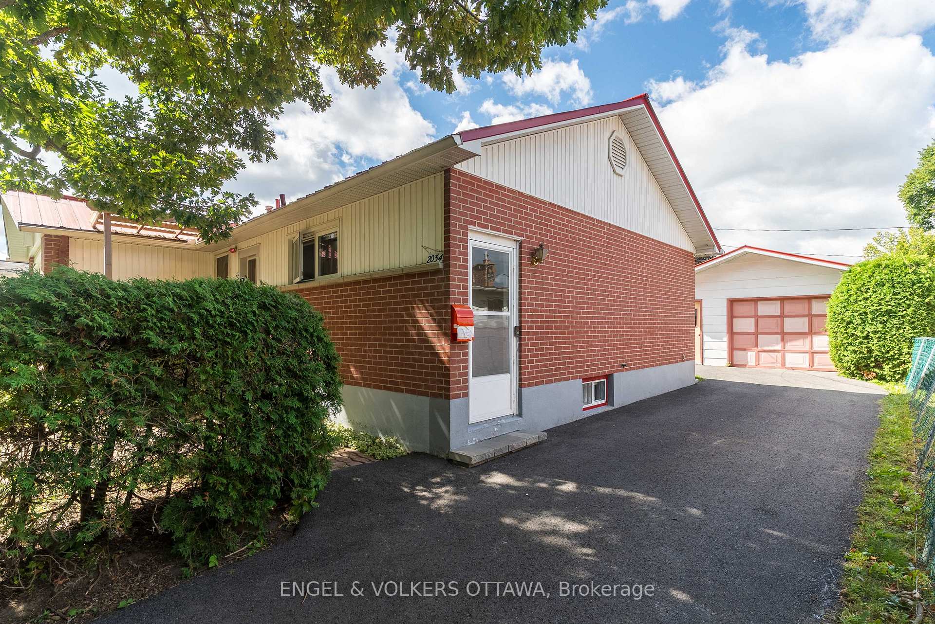 Photo 3 of 2034 Cornish Street, Ottawa, Elmvale Acres/Urbandale — HOMEH