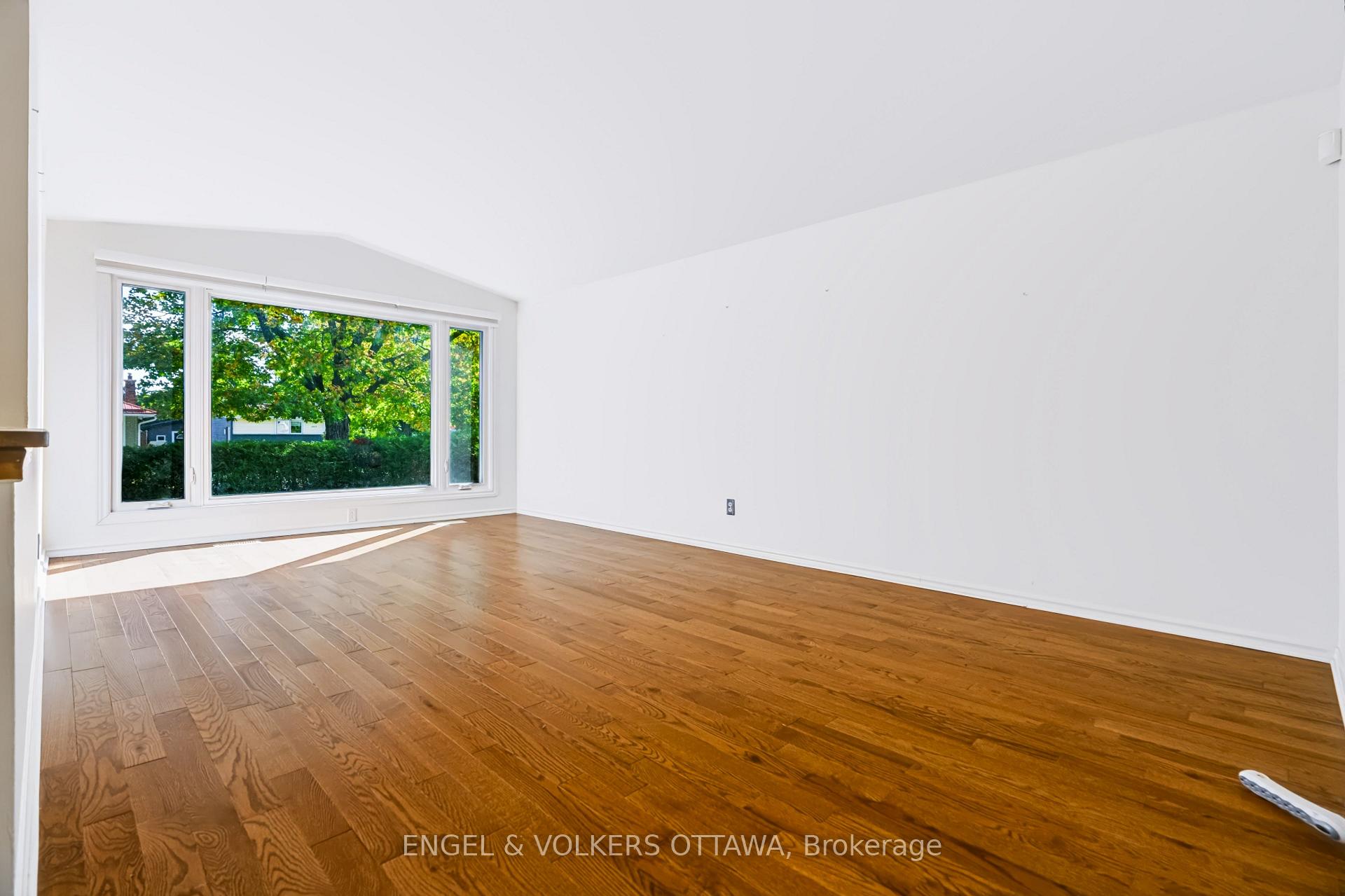 Photo 6 of 2034 Cornish Street, Ottawa, Elmvale Acres/Urbandale — HOMEH