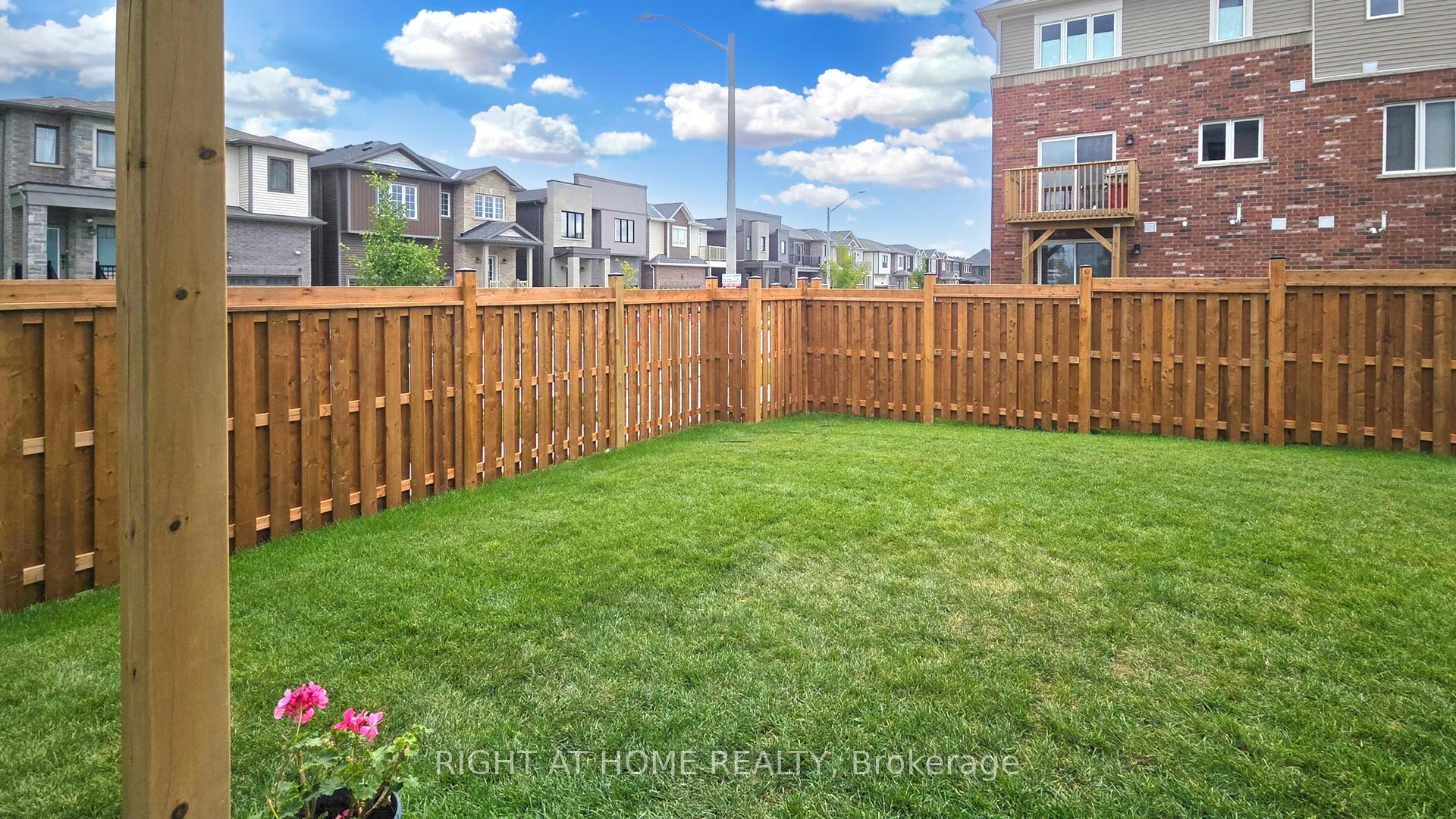 Photo 16 of 1 Pumpkin Corner Crescent, Barrie, Rural Barrie Southeast — HOMEH