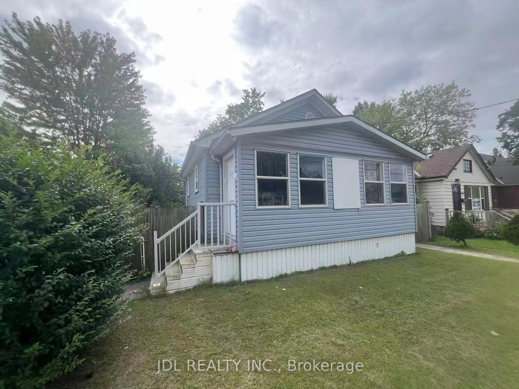 Photo of 1045 Oxford Street E