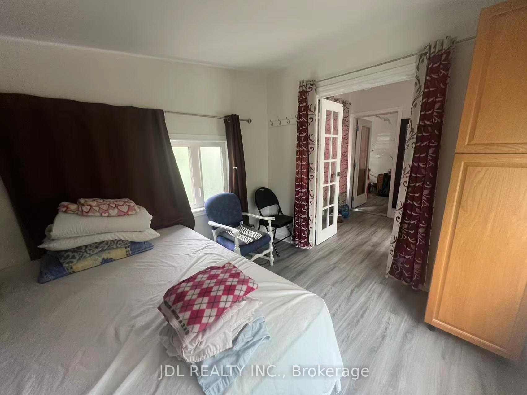 Photo 6 of 1045 Oxford Street E, London, East G — HOMEH