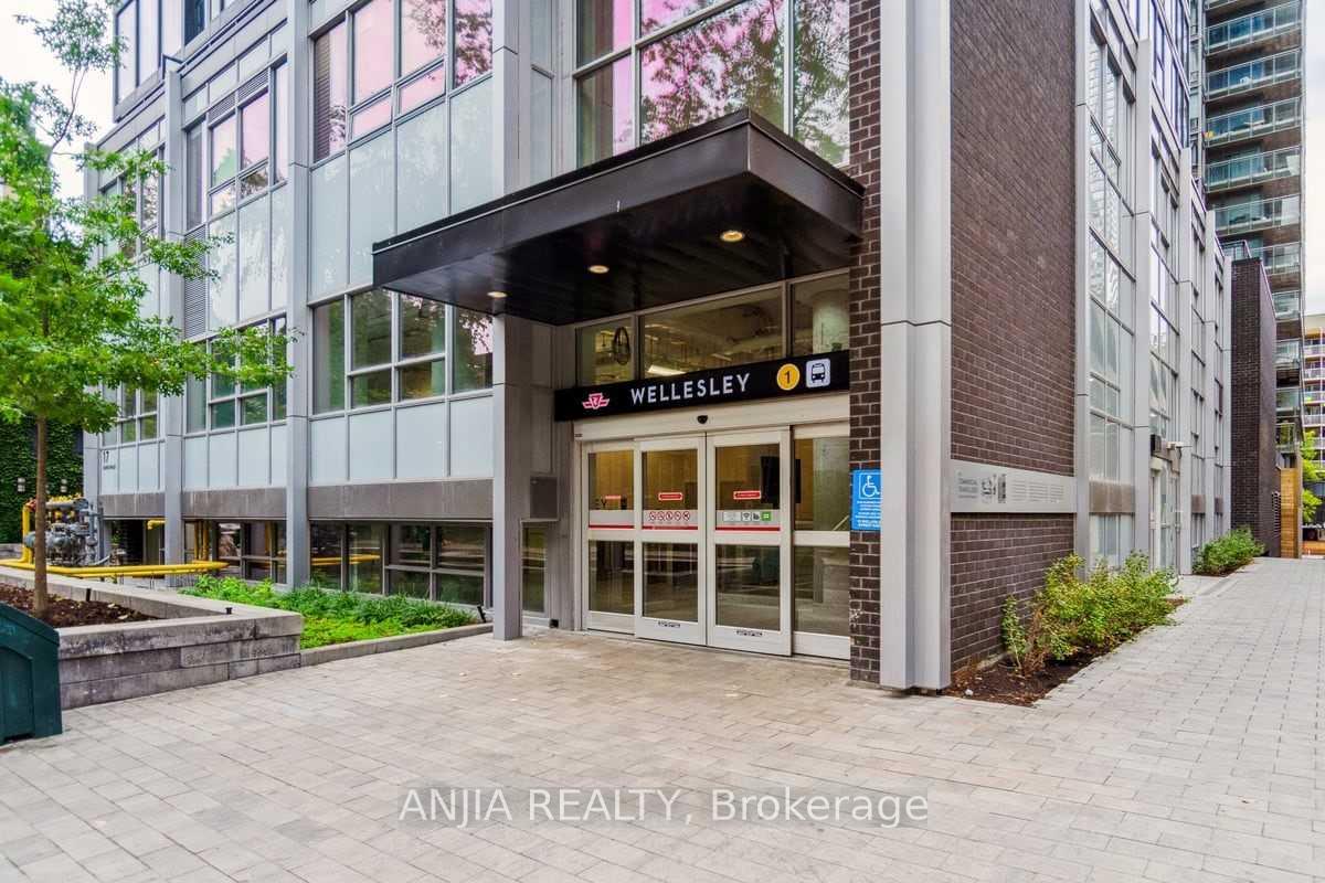 Photo 4 of Unit 409, 17 Dundonald Street, Toronto, Church-Yonge Corridor — HOMEH