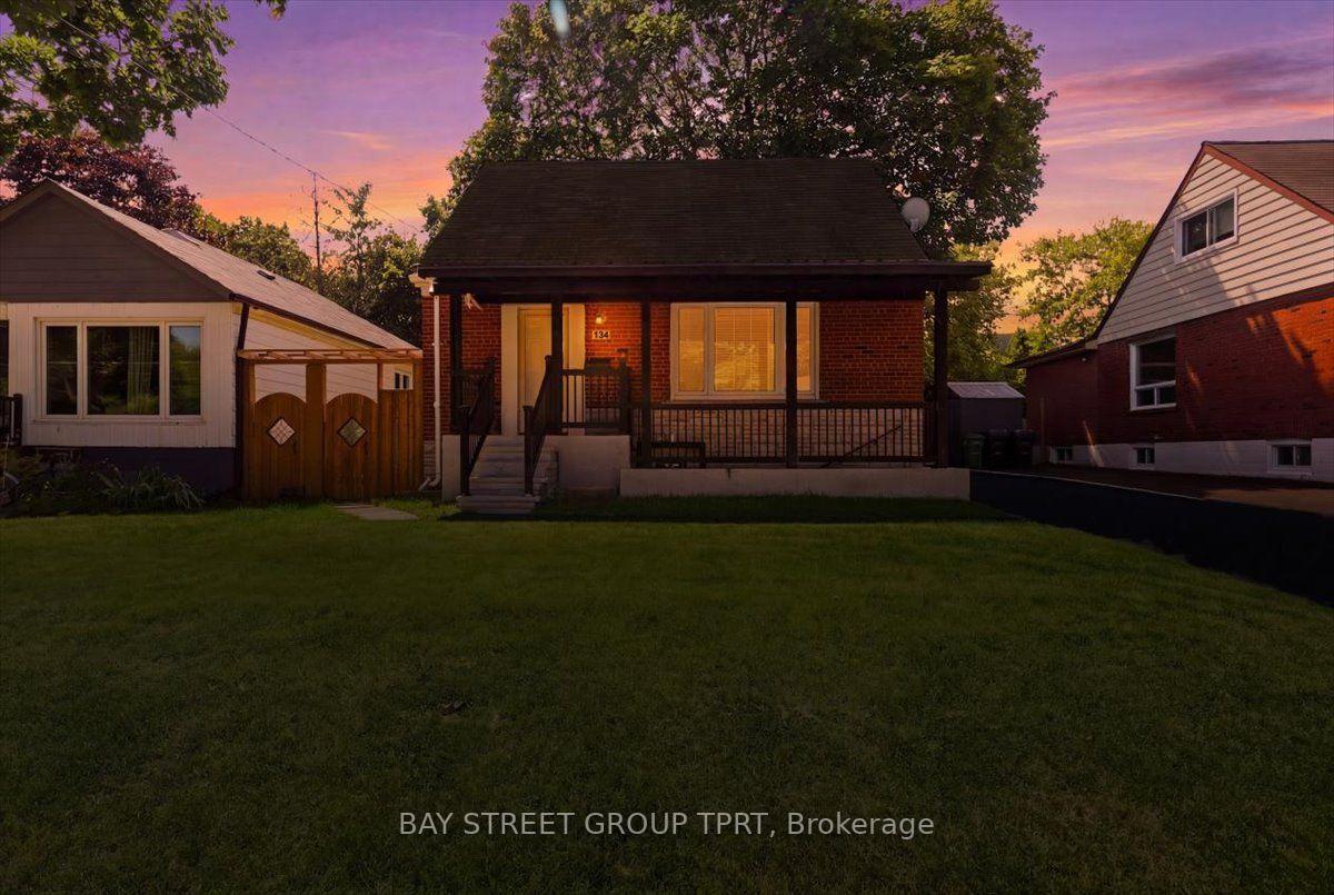 Photo 2 of 134 Clearbrooke Circle, Etobicoke, Rexdale-Kipling — HOMEH