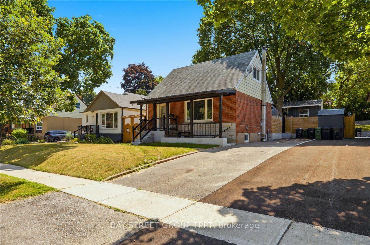 Photo 3 of 134 Clearbrooke Circle, Etobicoke, Rexdale-Kipling — HOMEH
