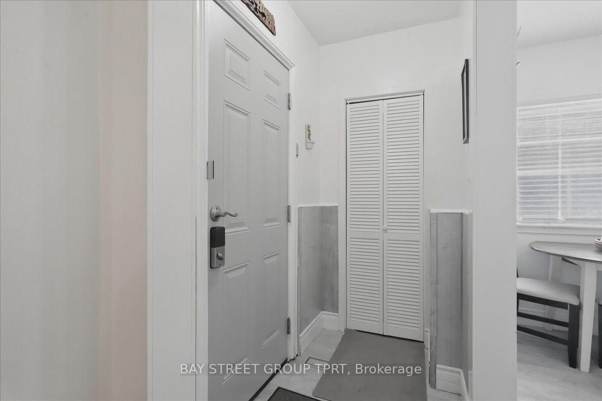 Photo 4 of 134 Clearbrooke Circle, Etobicoke, Rexdale-Kipling — HOMEH