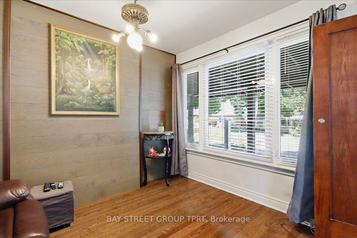 Photo 6 of 134 Clearbrooke Circle, Etobicoke, Rexdale-Kipling — HOMEH