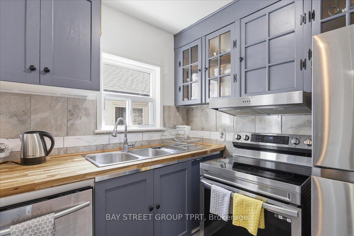 Photo 10 of 134 Clearbrooke Circle, Etobicoke, Rexdale-Kipling — HOMEH
