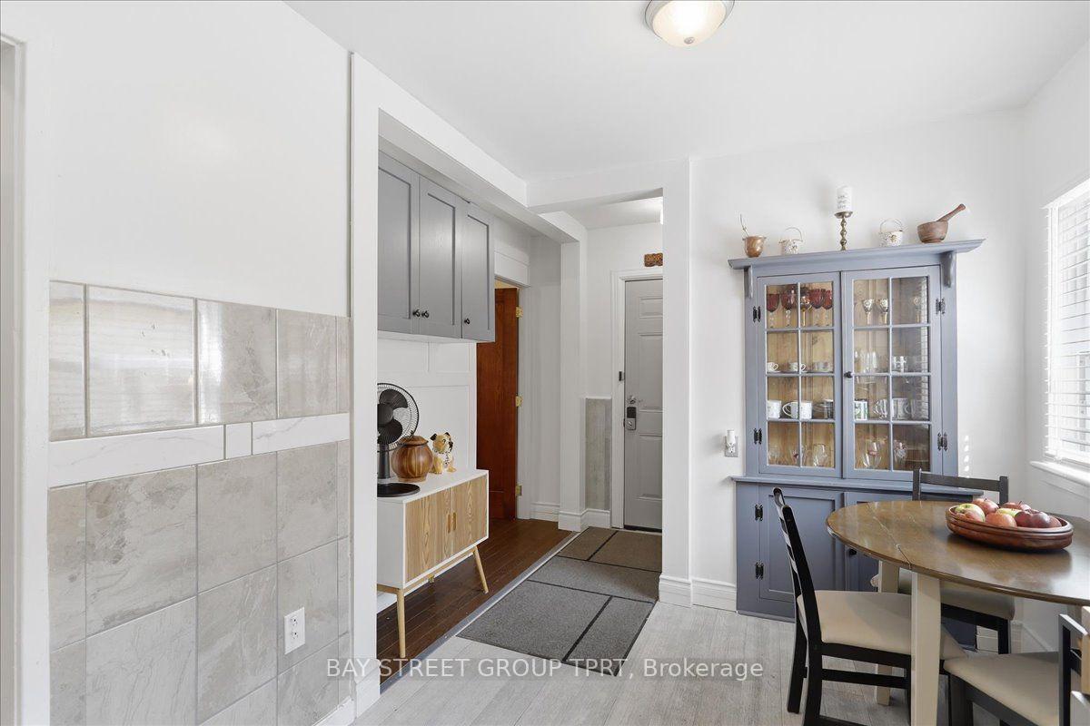 Photo 11 of 134 Clearbrooke Circle, Etobicoke, Rexdale-Kipling — HOMEH