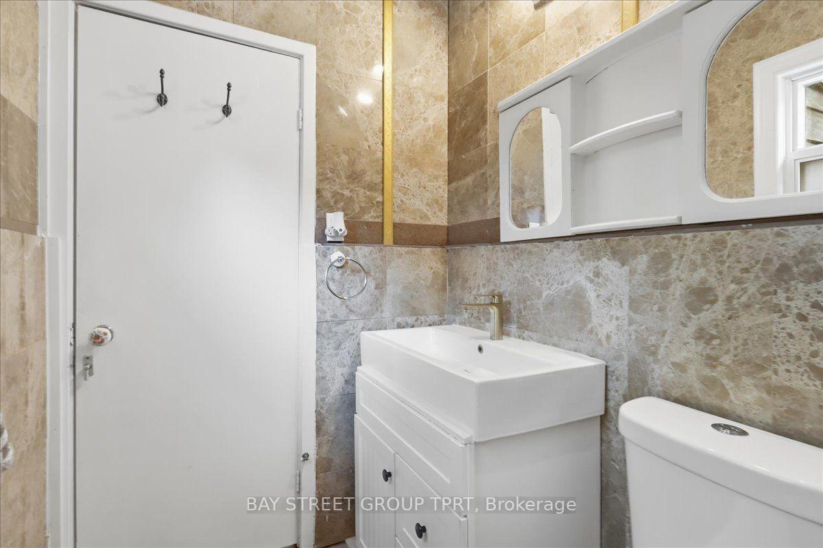 Photo 12 of 134 Clearbrooke Circle, Etobicoke, Rexdale-Kipling — HOMEH