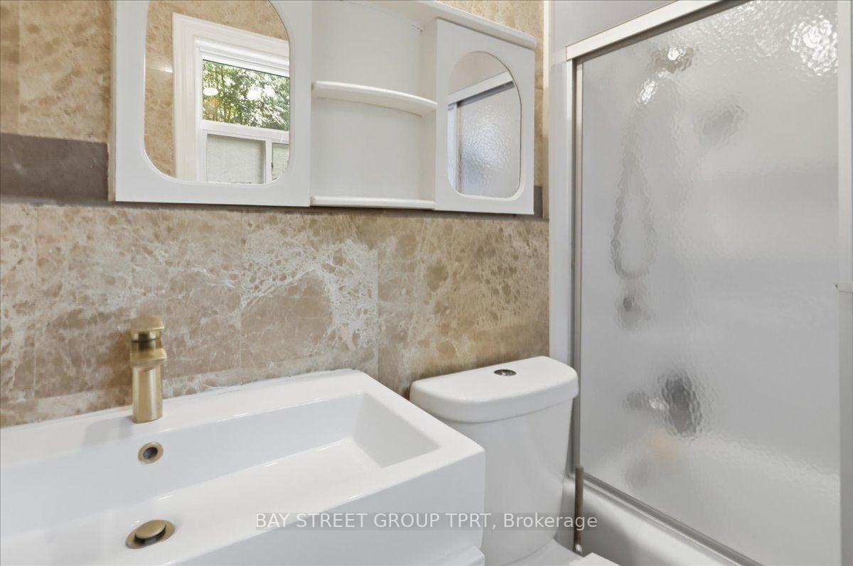 Photo 13 of 134 Clearbrooke Circle, Etobicoke, Rexdale-Kipling — HOMEH